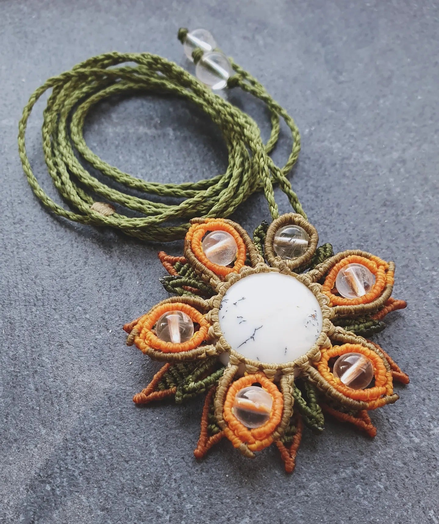 Halsband "flower" med mossagat och bergkristall