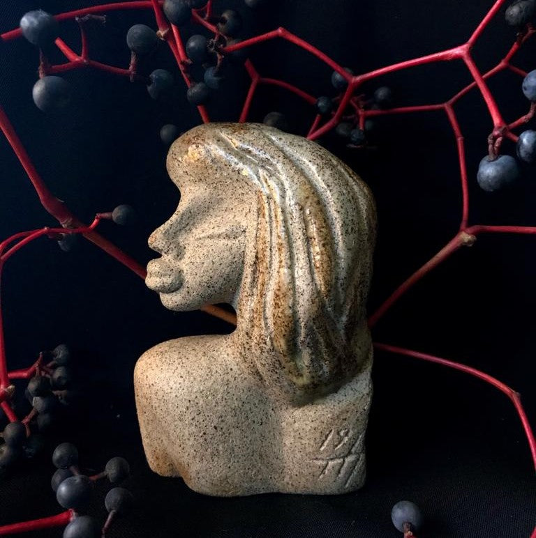 Beauty´s Entanglements, Skulptur i grå lava, glaserad