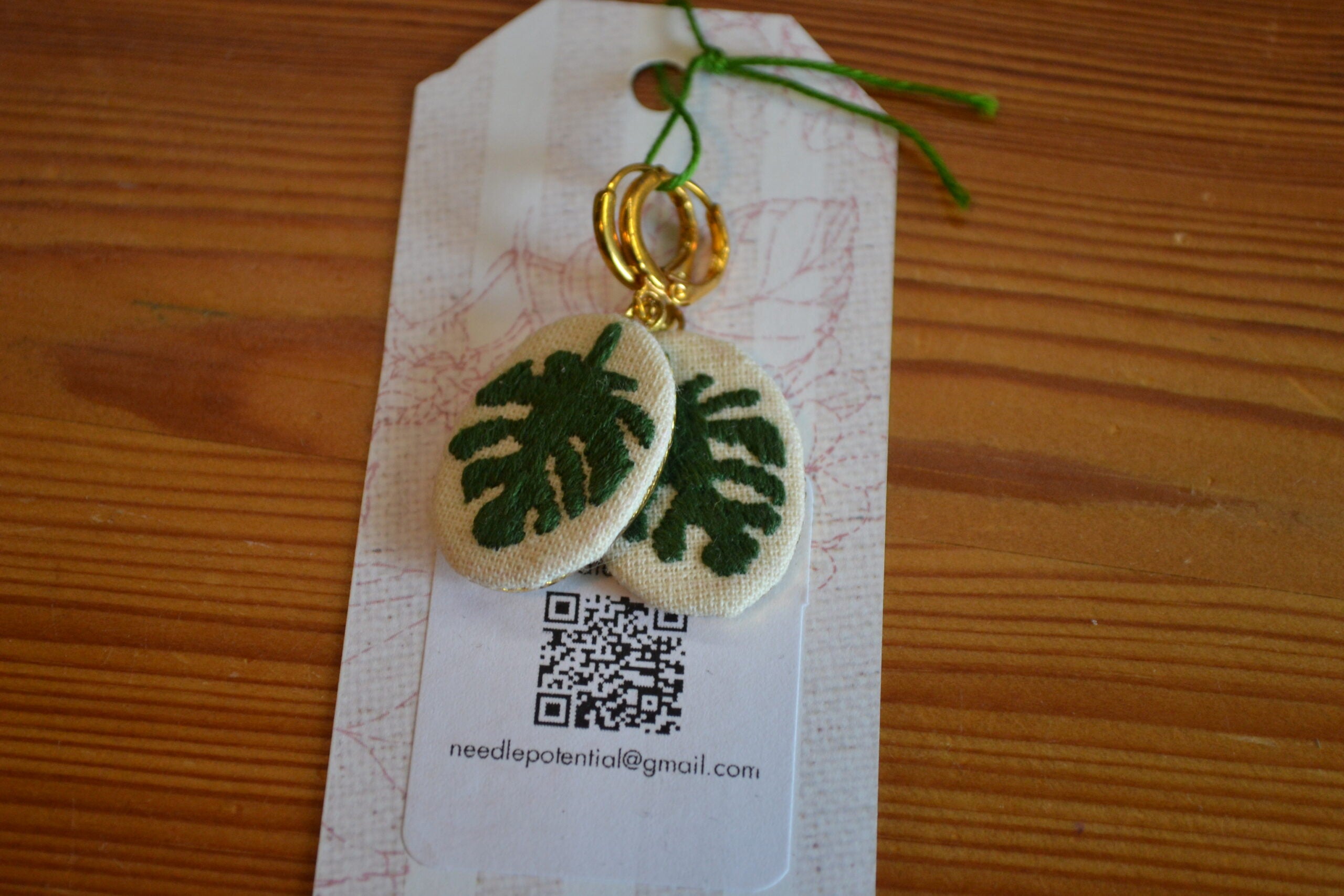 Broderade örhängen Monstera