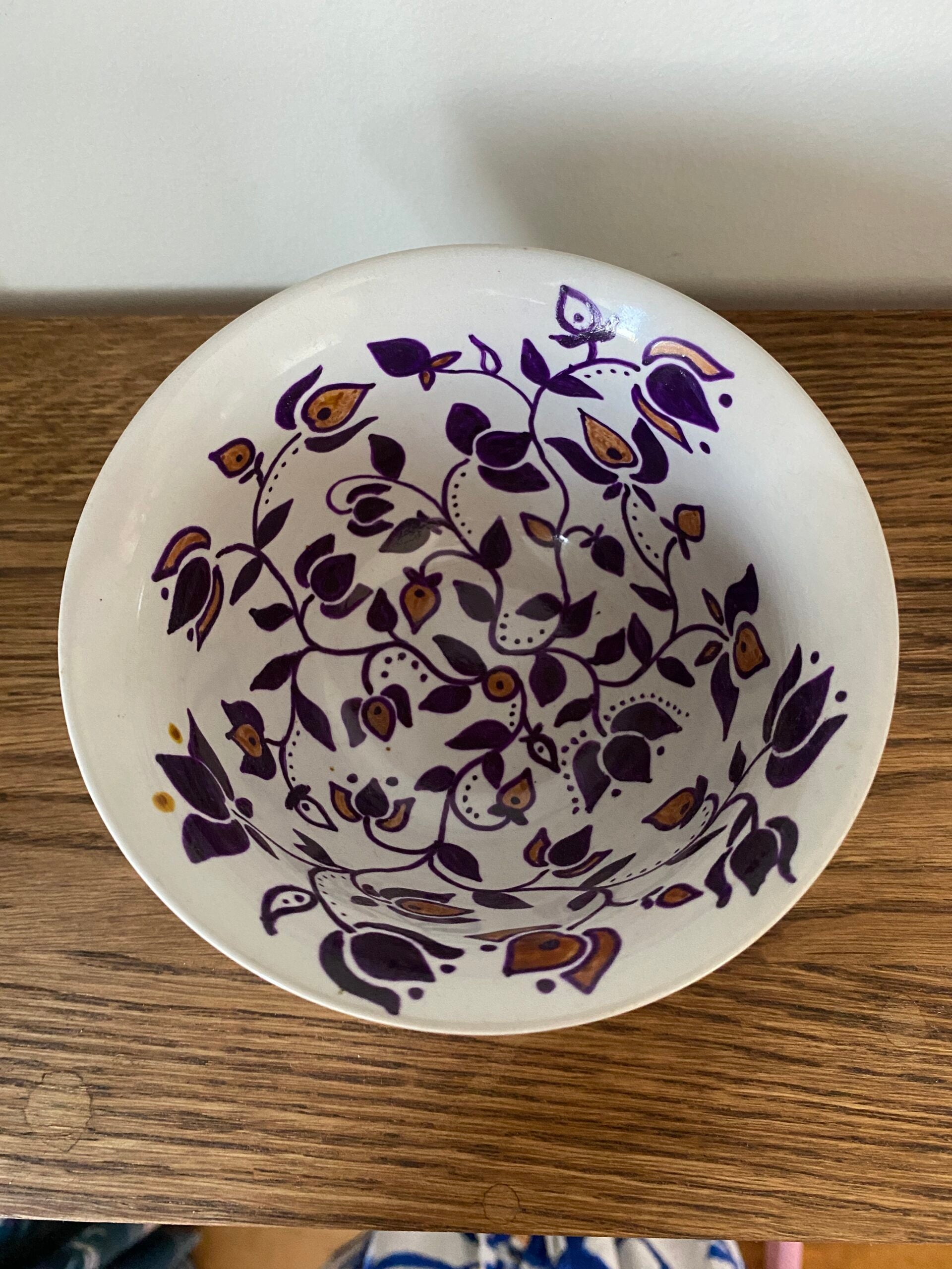 Skål med lila och guld