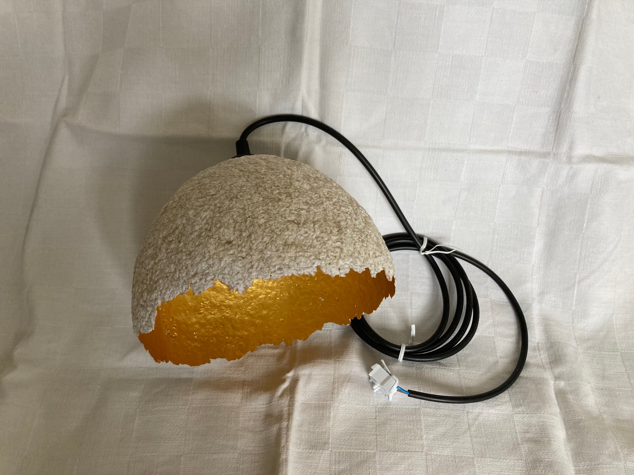 Lampa, vit med guldinsida