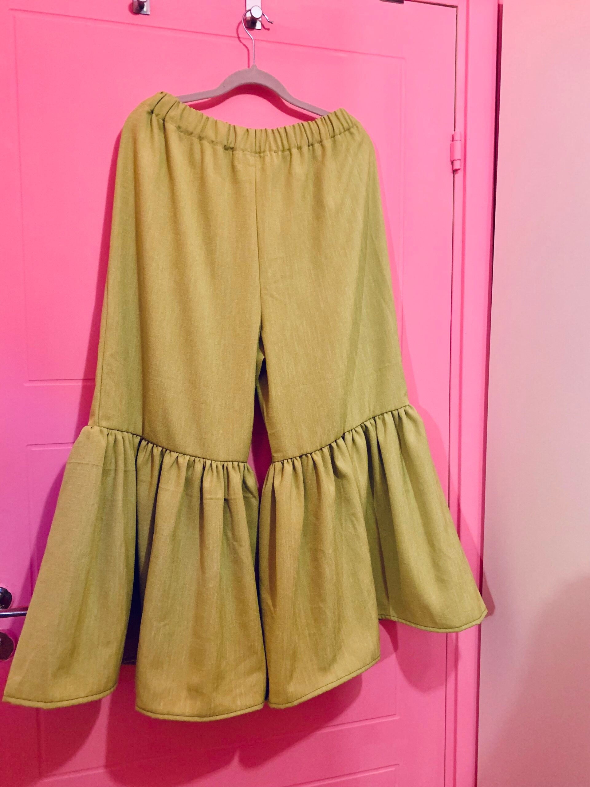 Lulu ruffle pants Size S-M