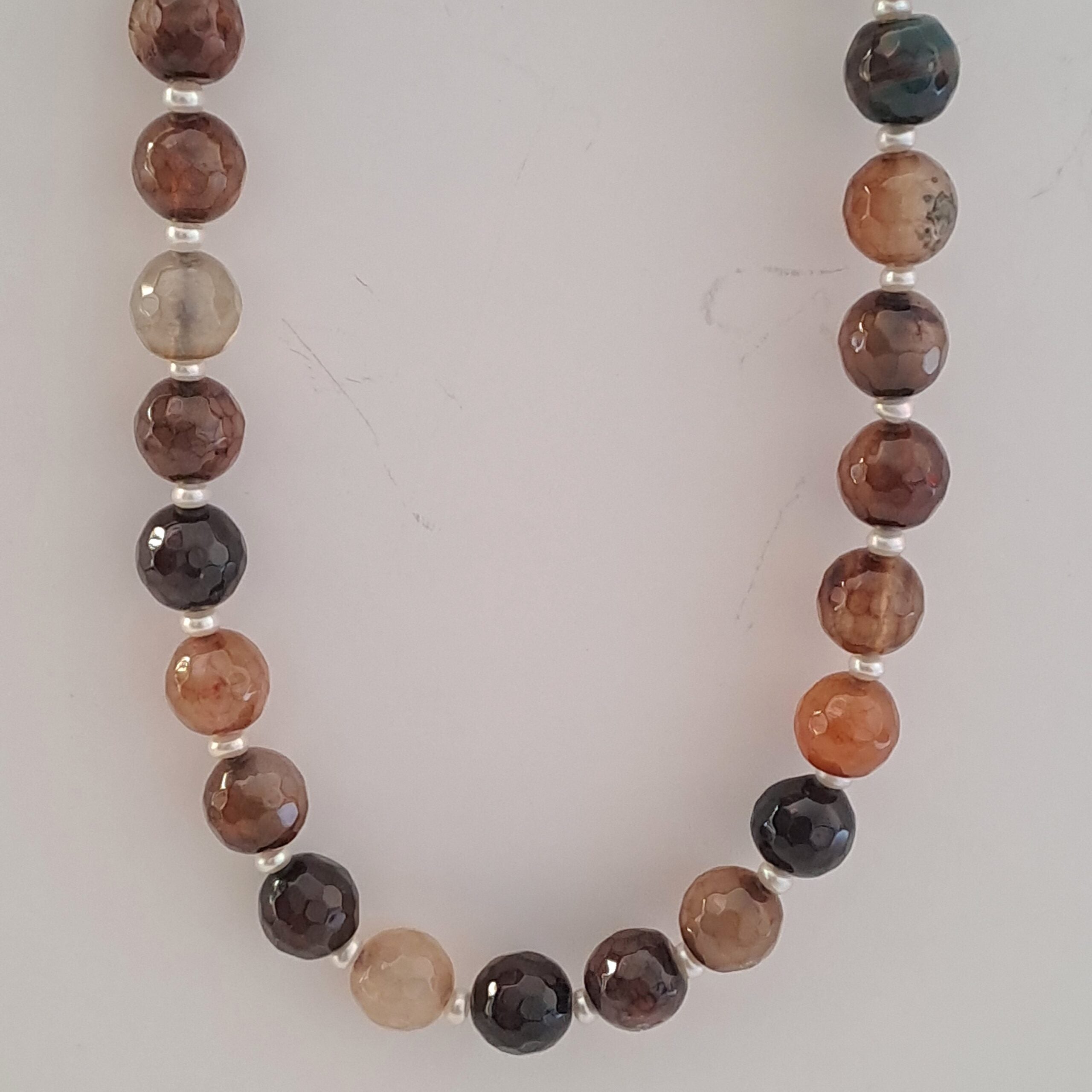 Halsband pärlor och agat