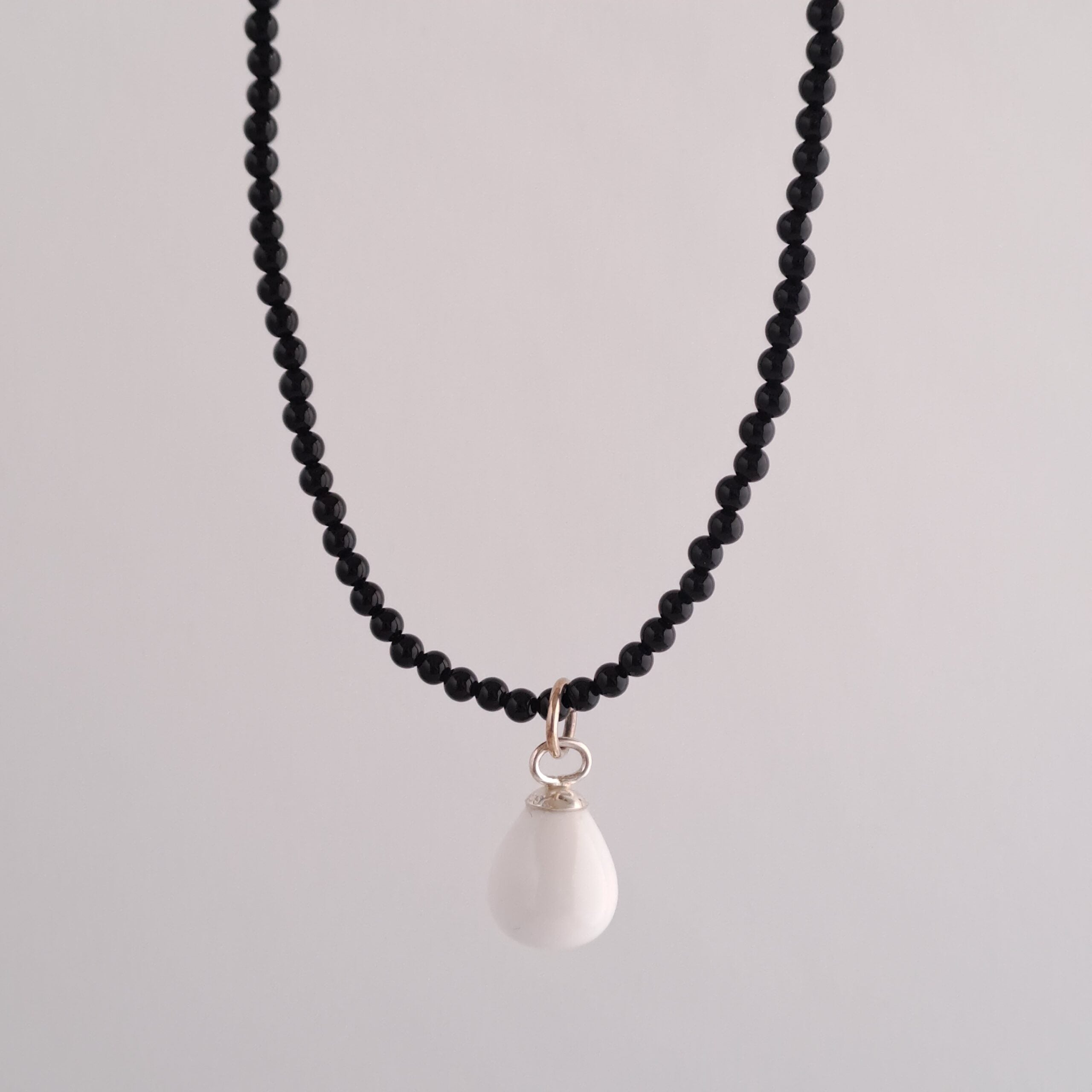 Halsband svart och vit onyx