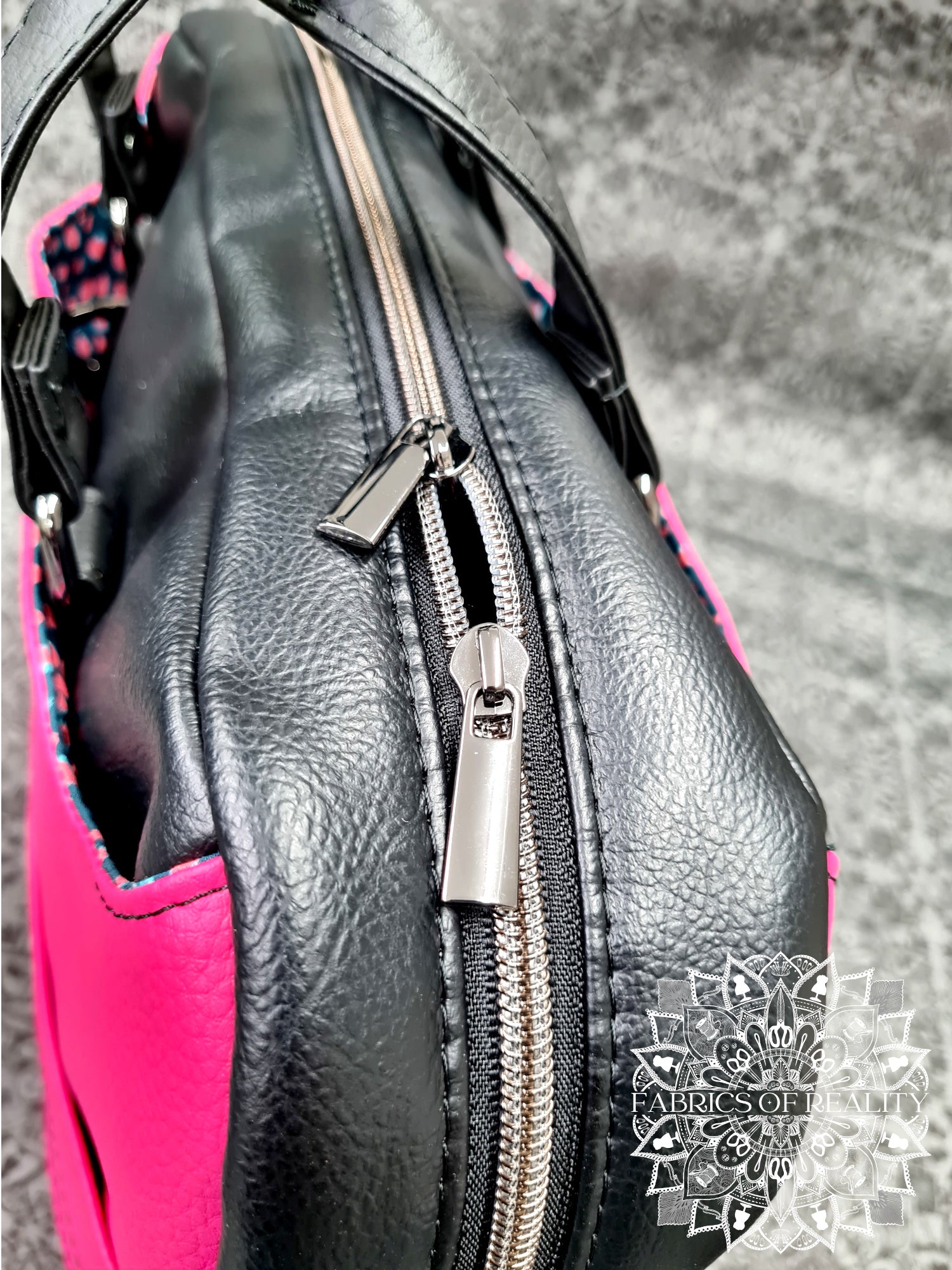 The Side Hustle - rosa och svart datorväska i konstläder