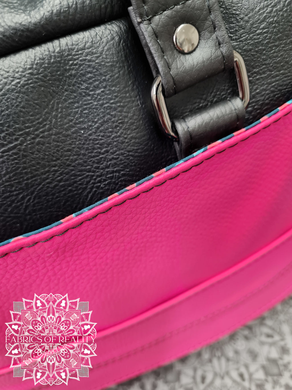 The Side Hustle - rosa och svart datorväska i konstläder