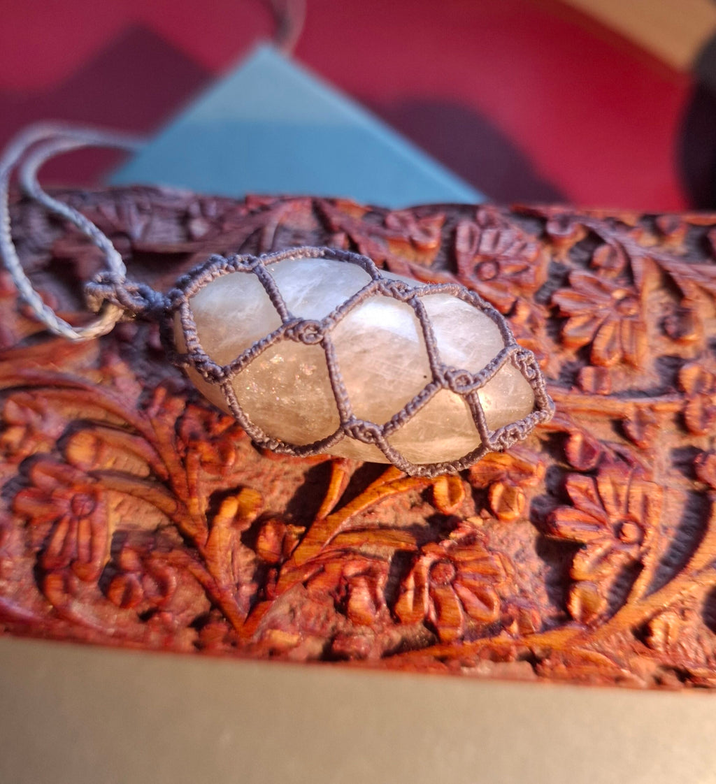 Halsband med indisk månsten