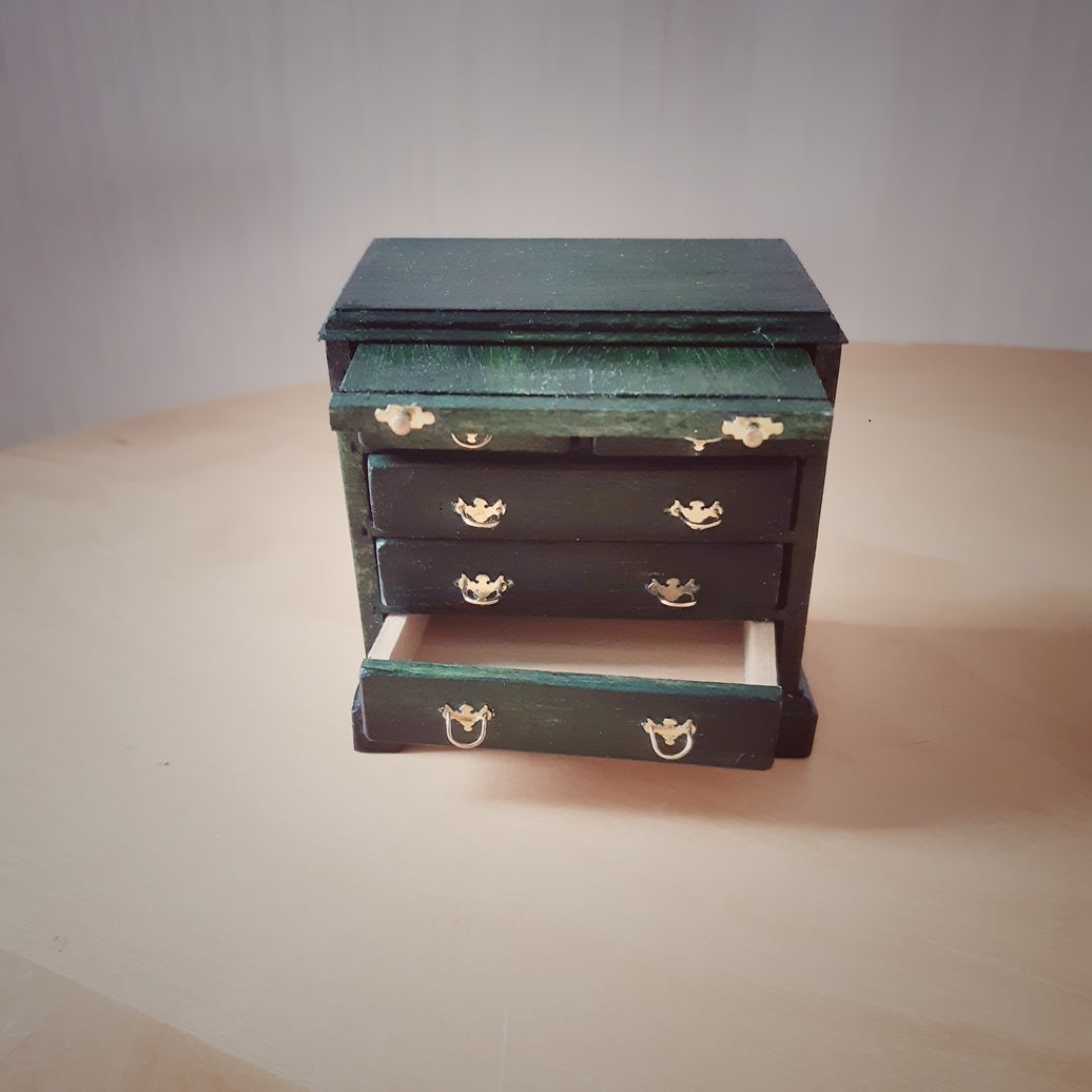 Miniatyrmöbel: Bachelor chest - 1700-tals resegarderob