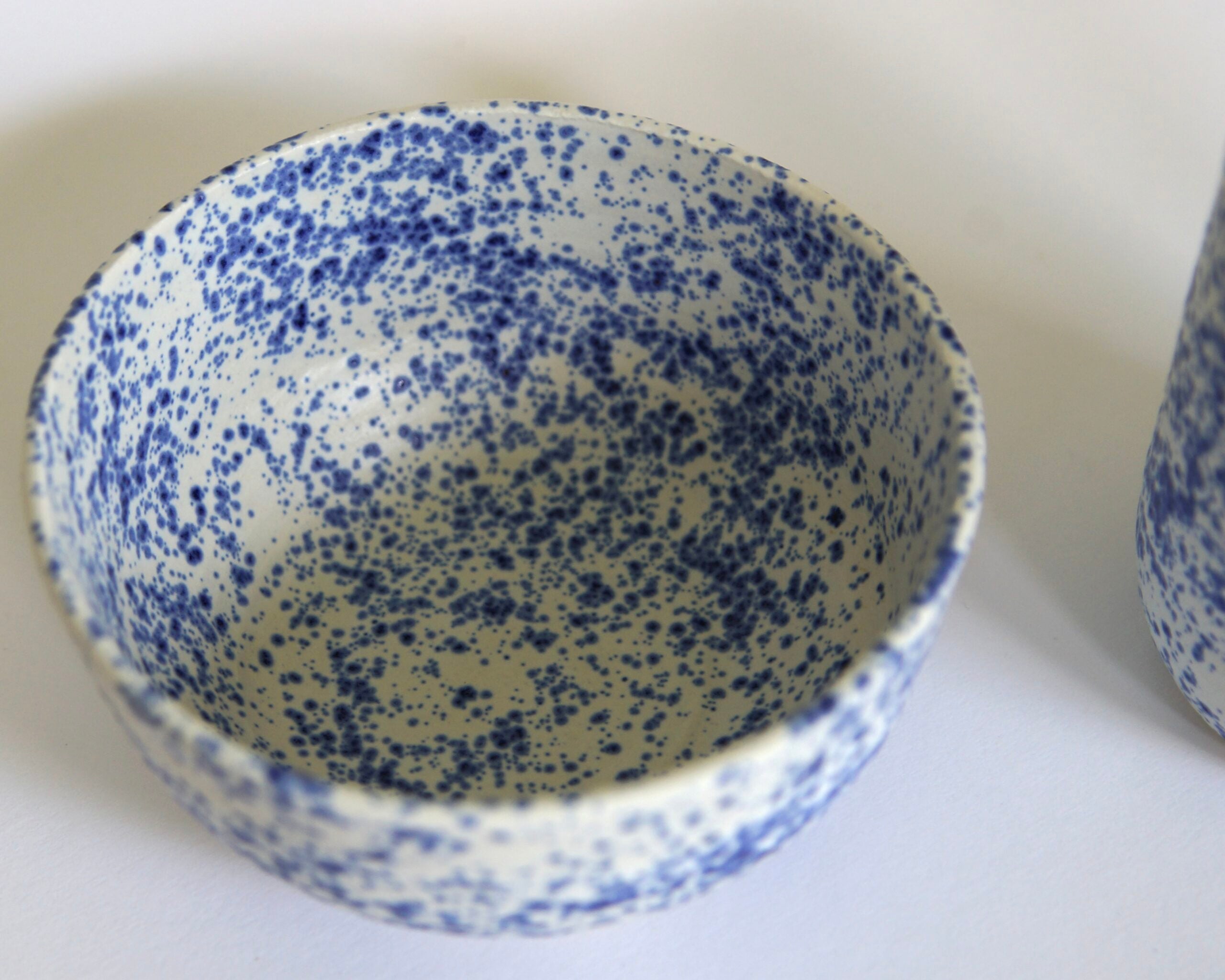 Frukostset - kaffekopp och frukostskål