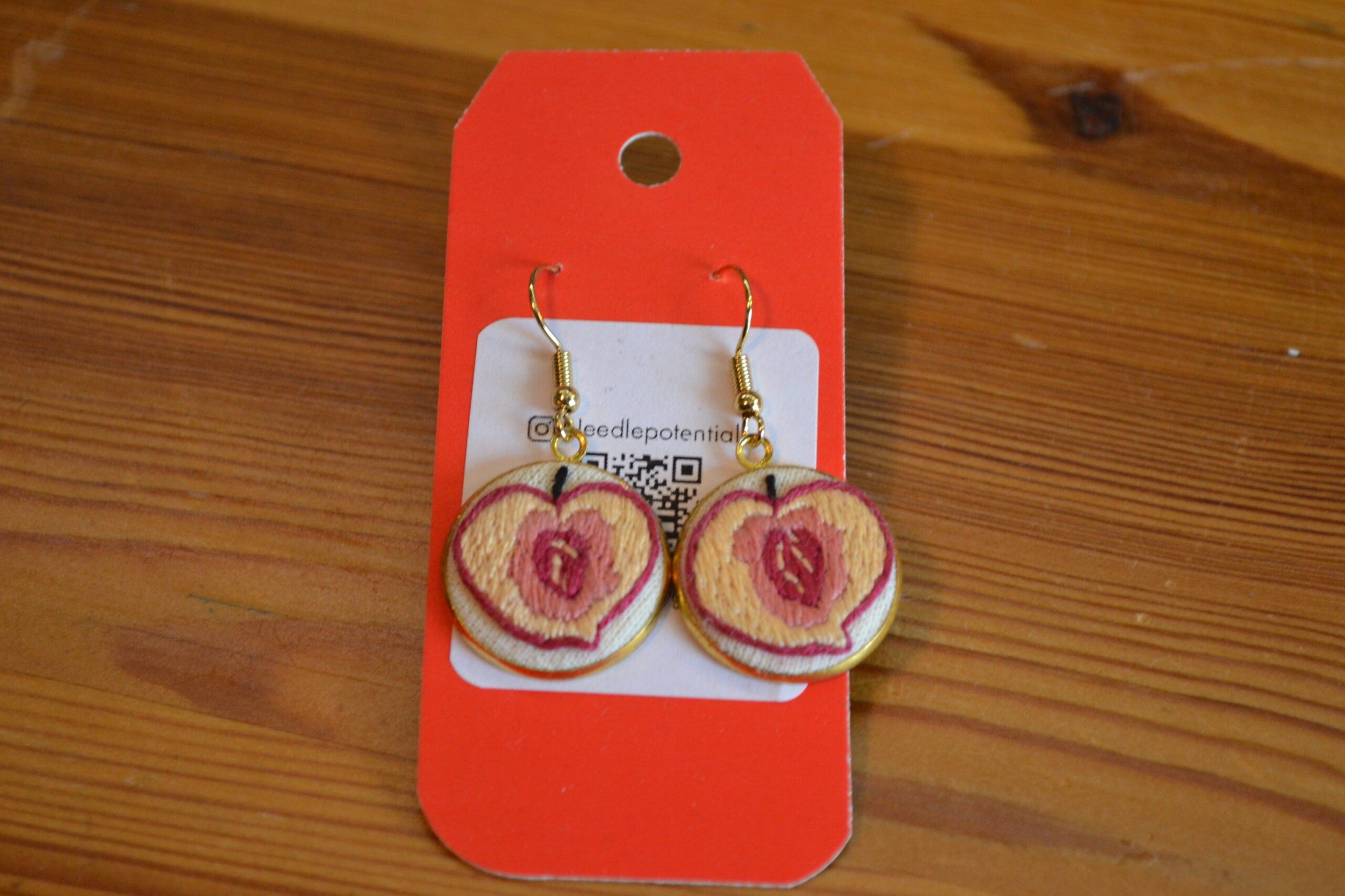 Broderade örhängen Persika