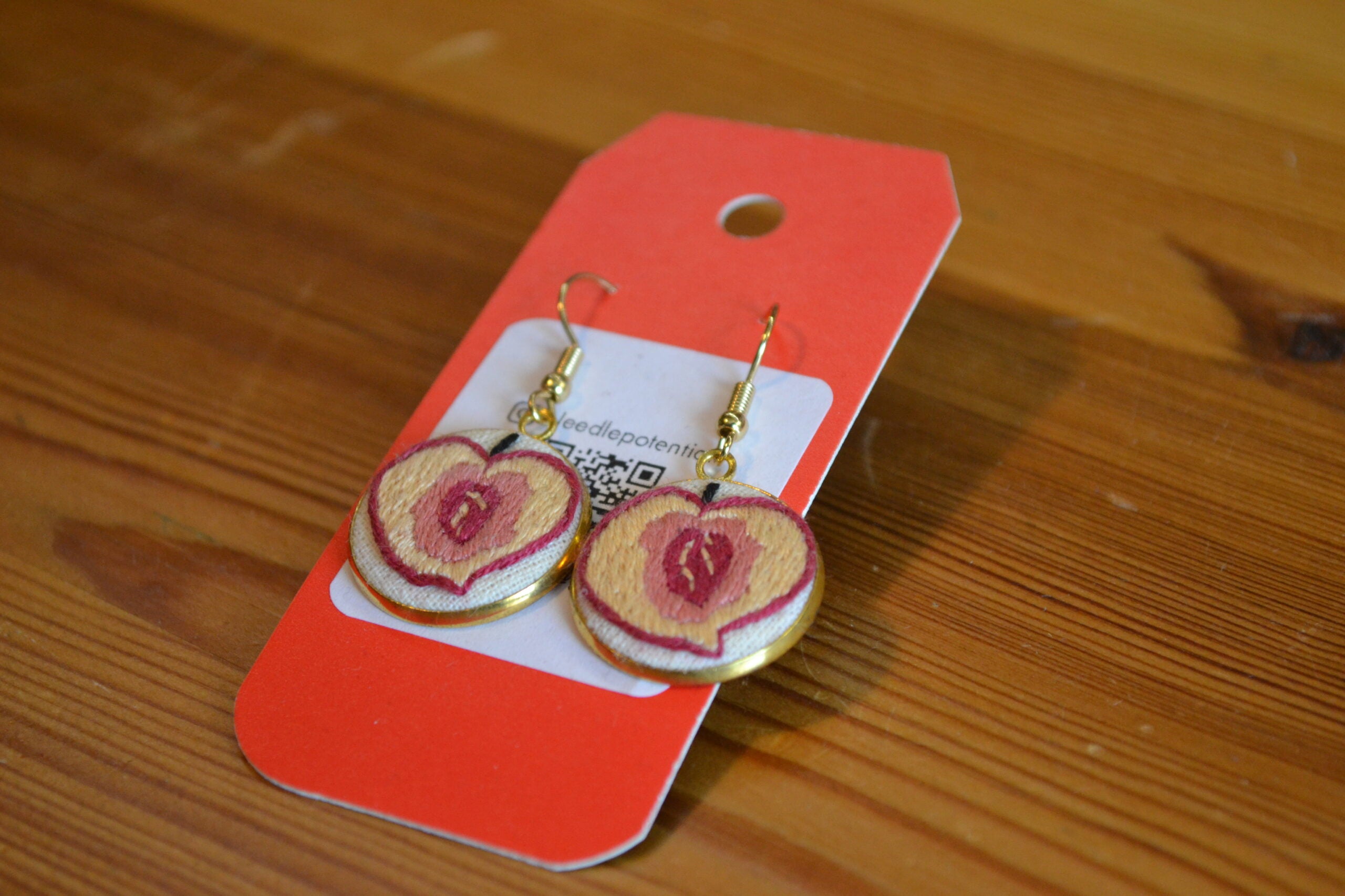 Broderade örhängen Persika