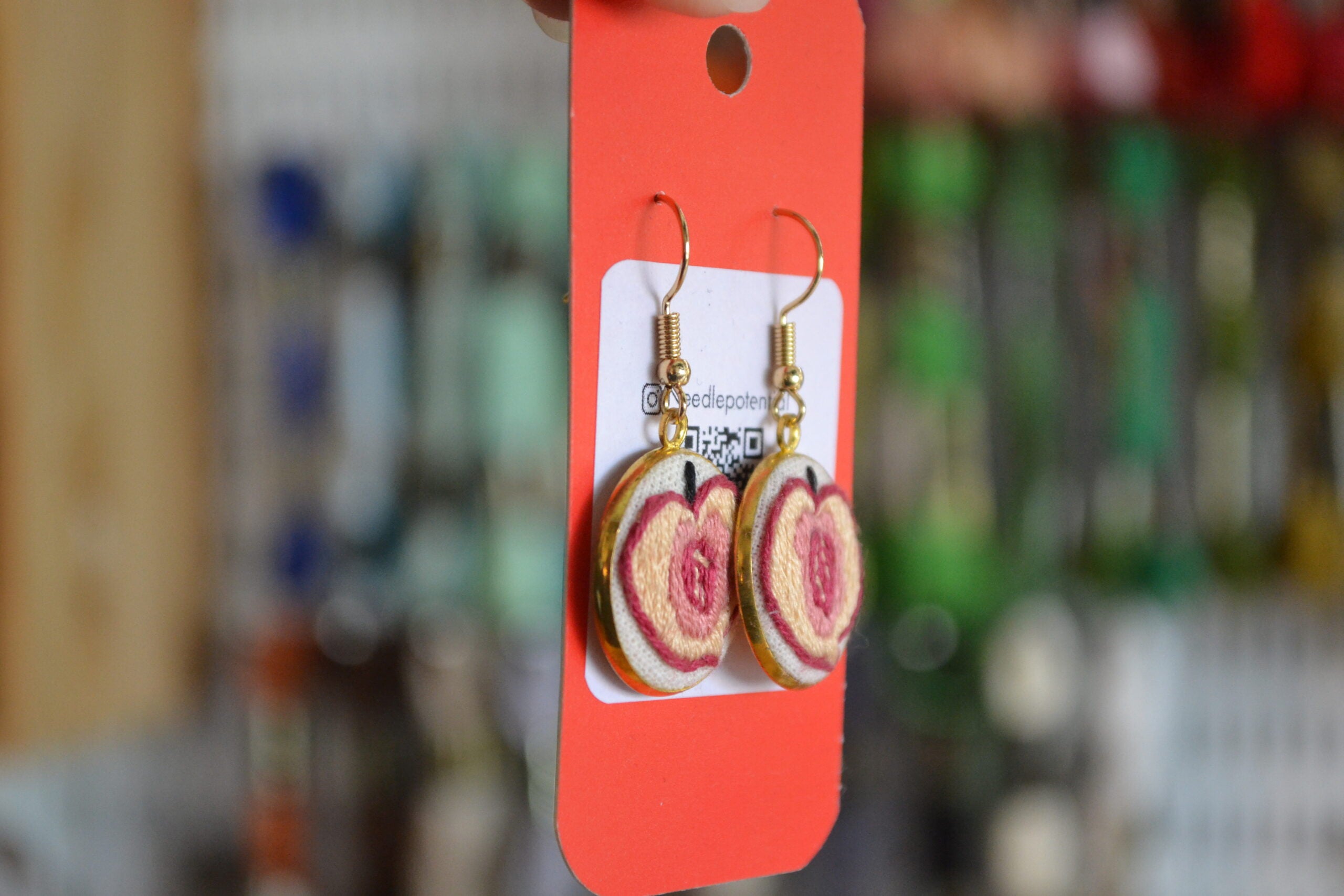 Broderade örhängen Persika