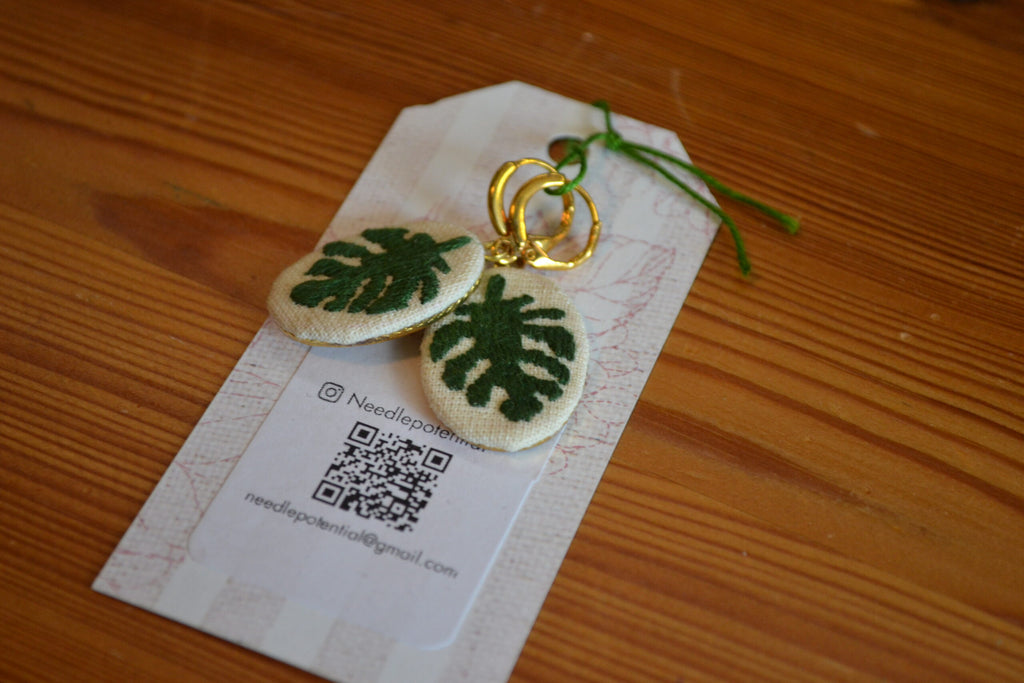 Broderade örhängen Monstera