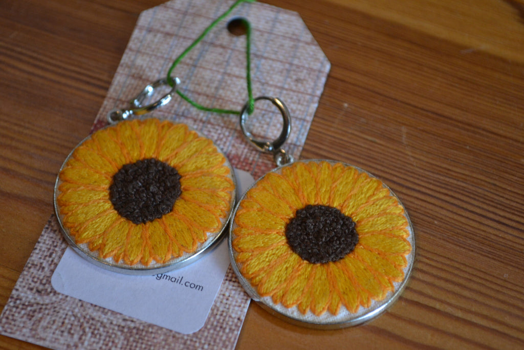 Broderade örhängen Solros