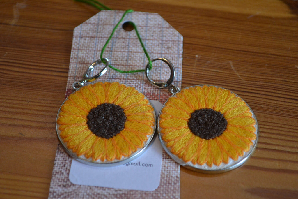 Broderade örhängen Solros