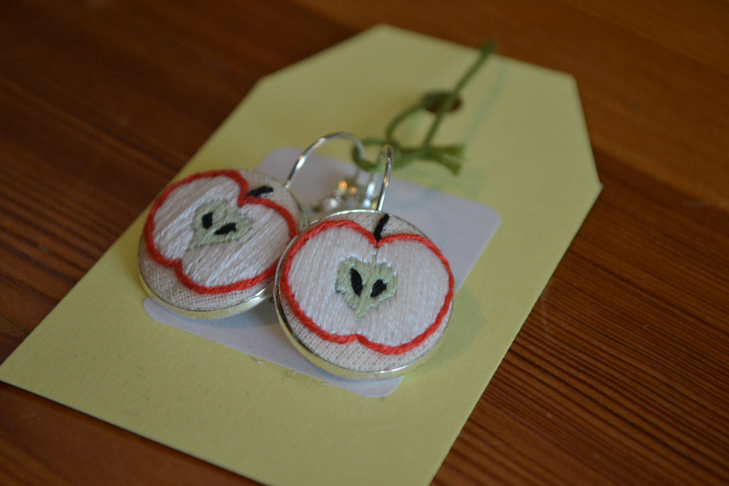 Broderade örhängen Äpple