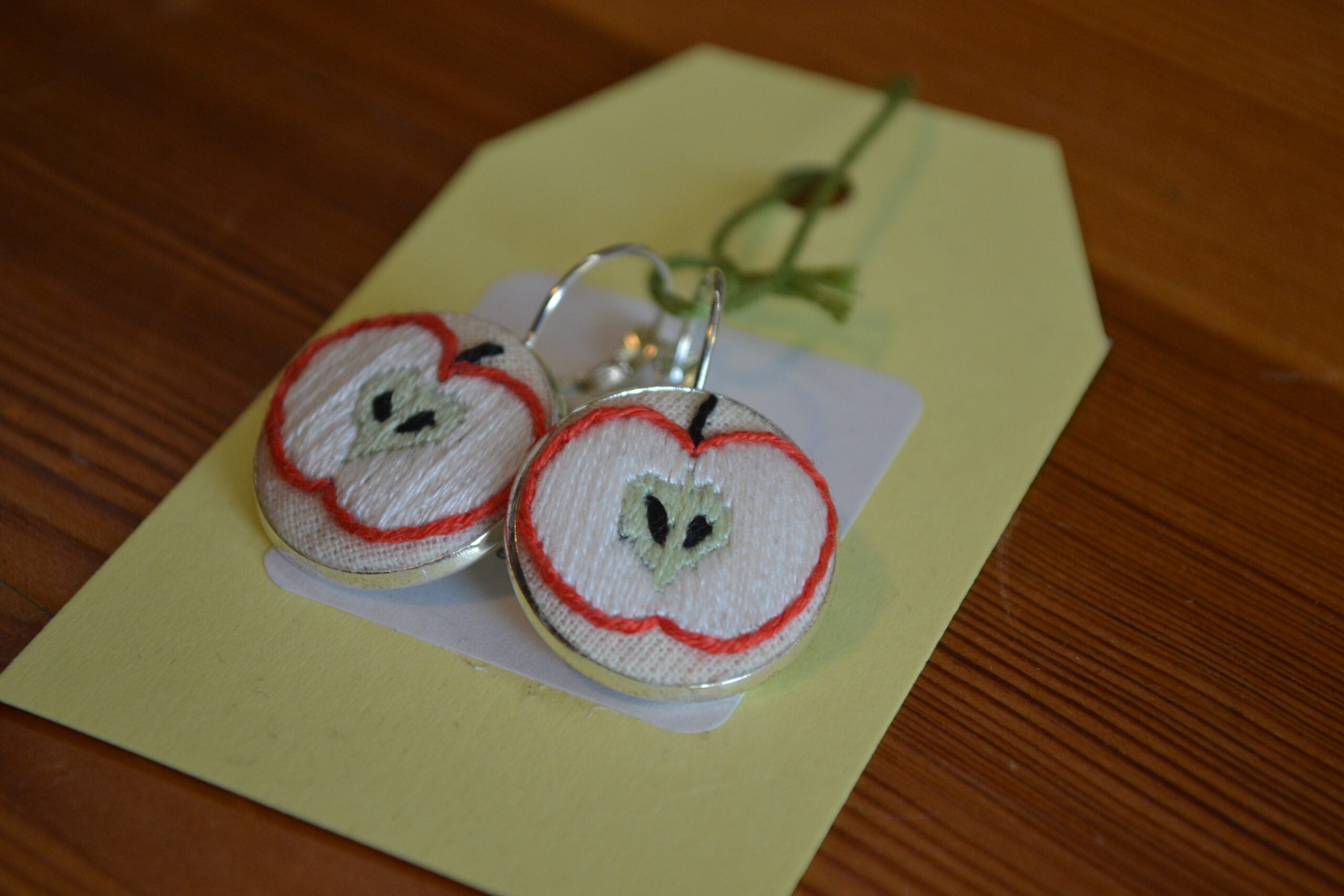 Broderade örhängen Äpple