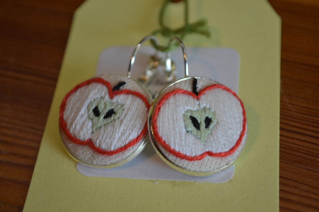 Broderade örhängen Äpple