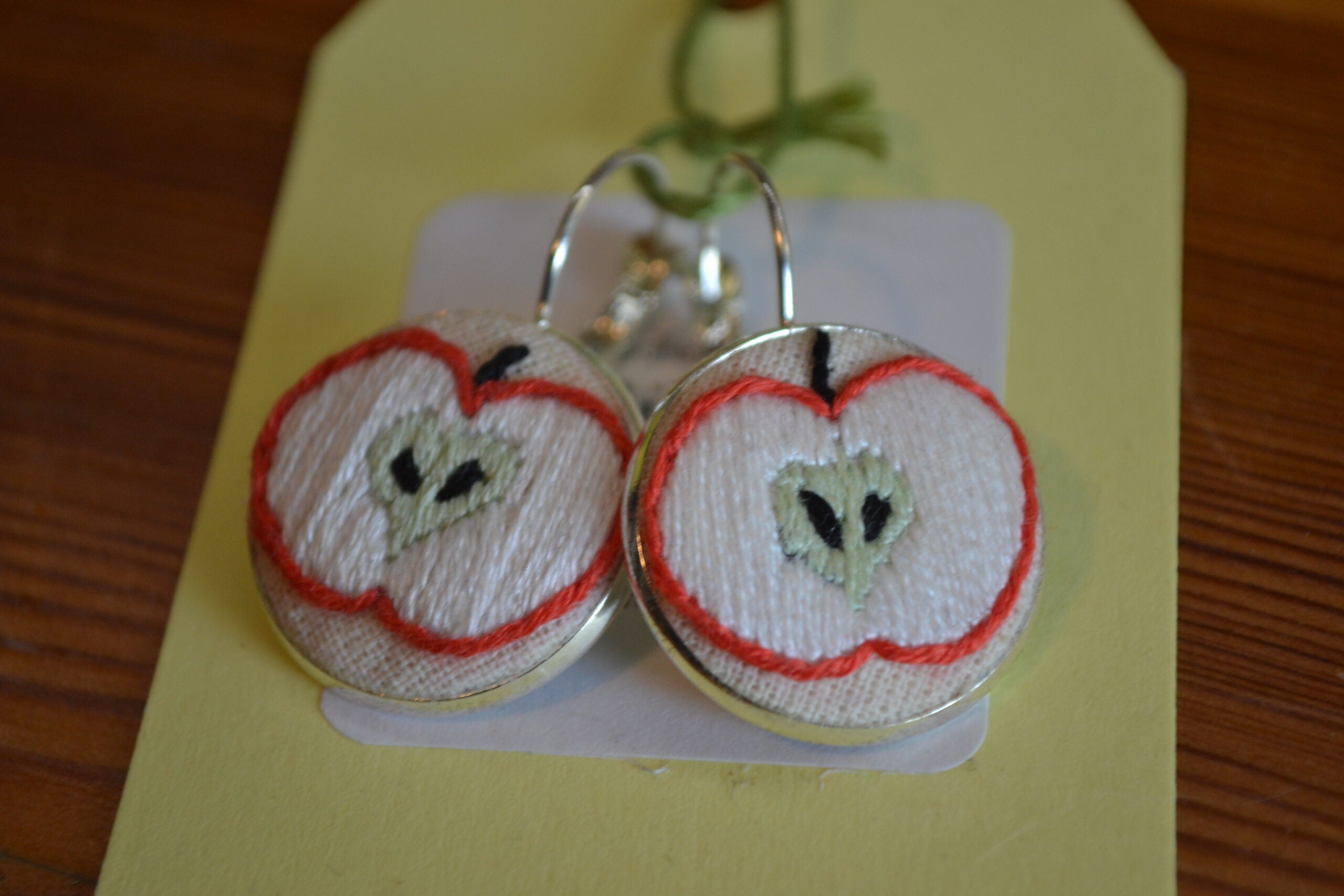 Broderade örhängen Äpple