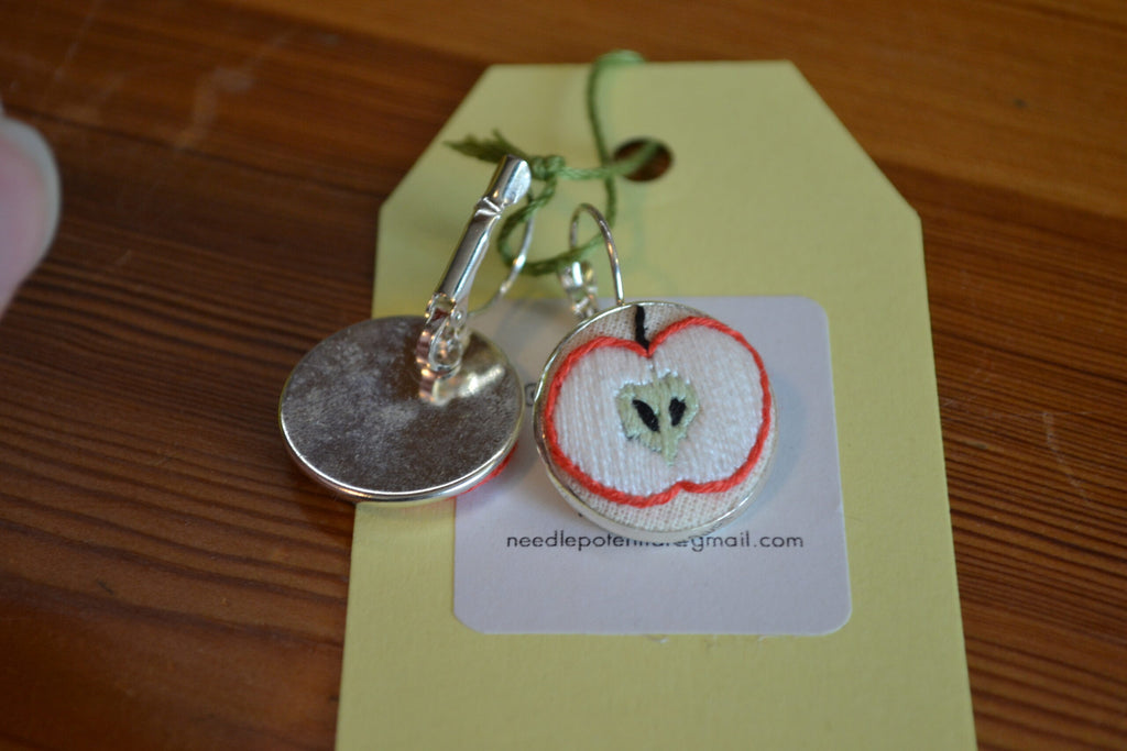 Broderade örhängen Äpple