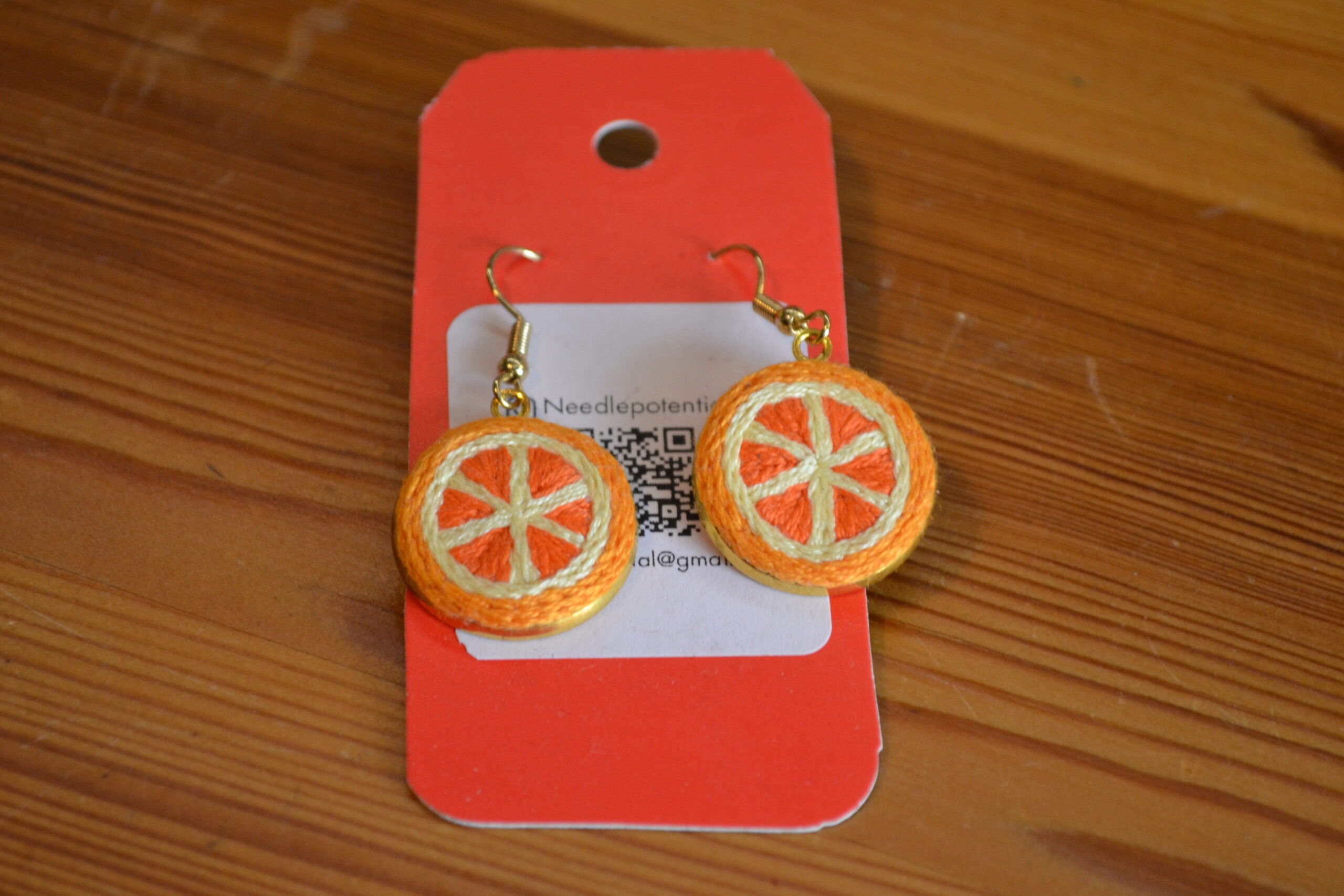 Broderade örhängen Apelsin