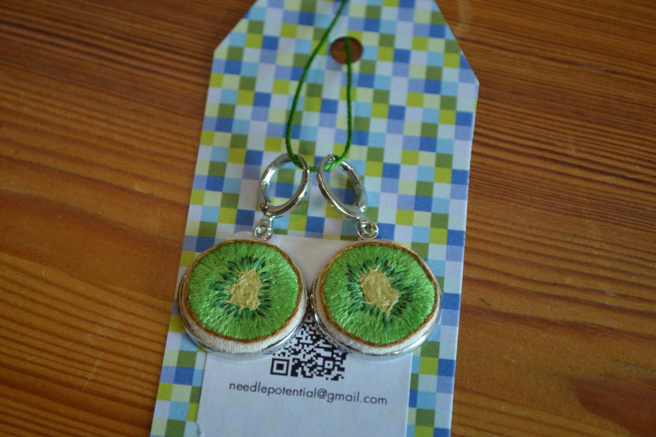 Broderade örhängen Kiwi