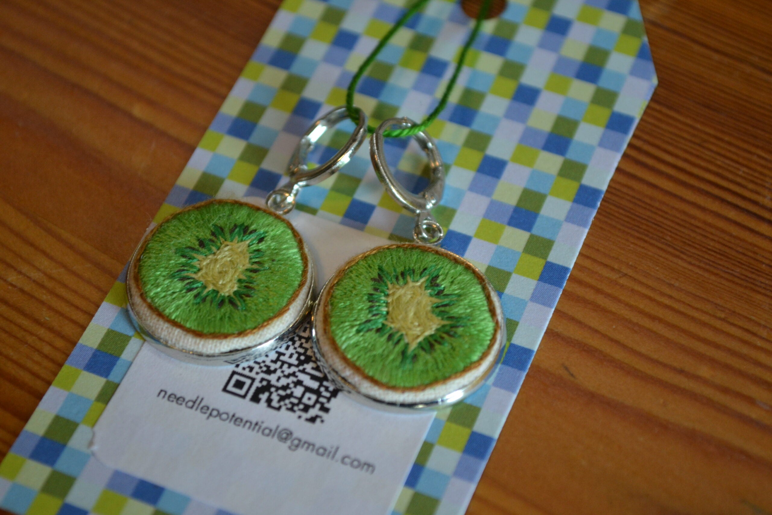 Broderade örhängen Kiwi