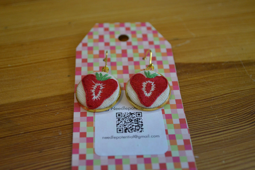 Broderade örhängen Jordgubb