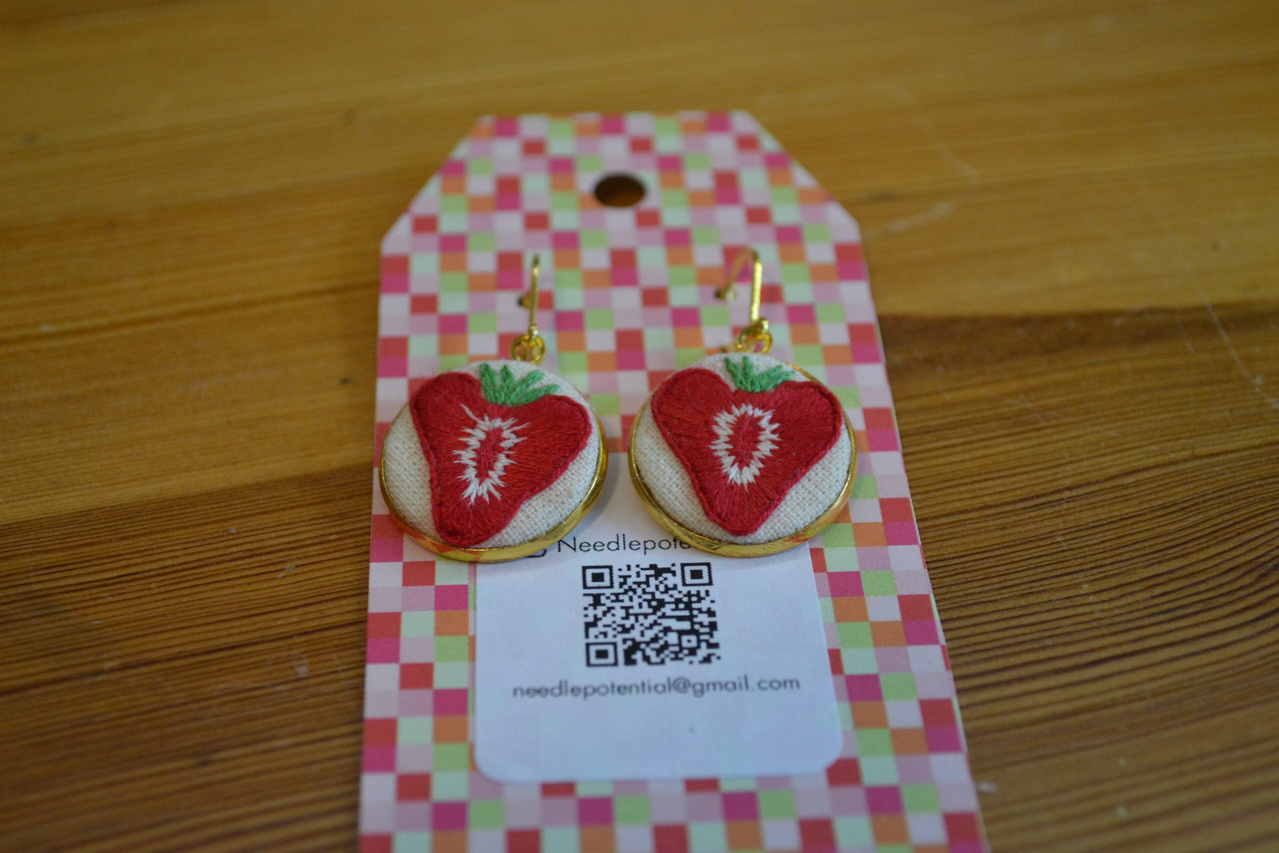 Broderade örhängen Jordgubb