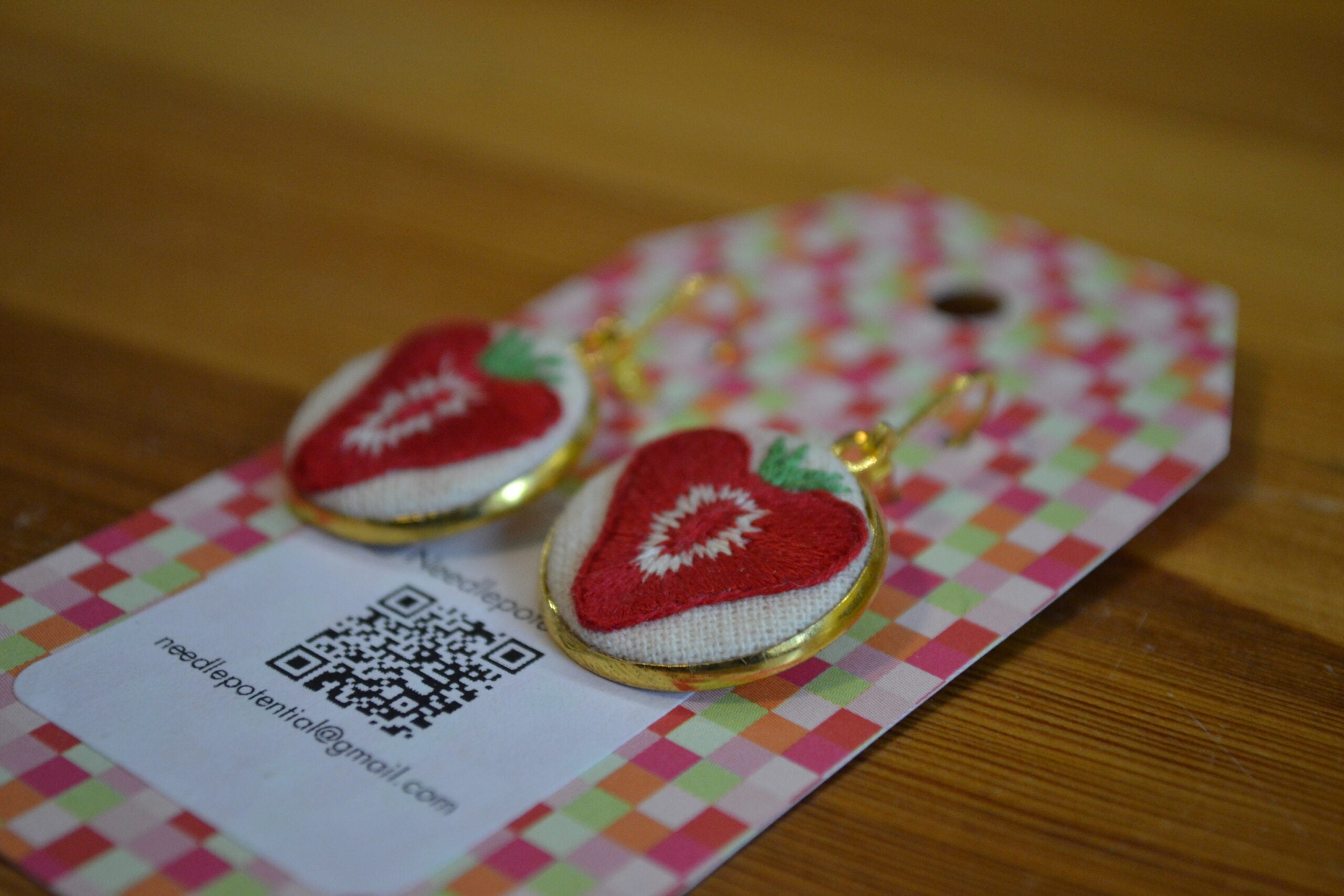 Broderade örhängen Jordgubb