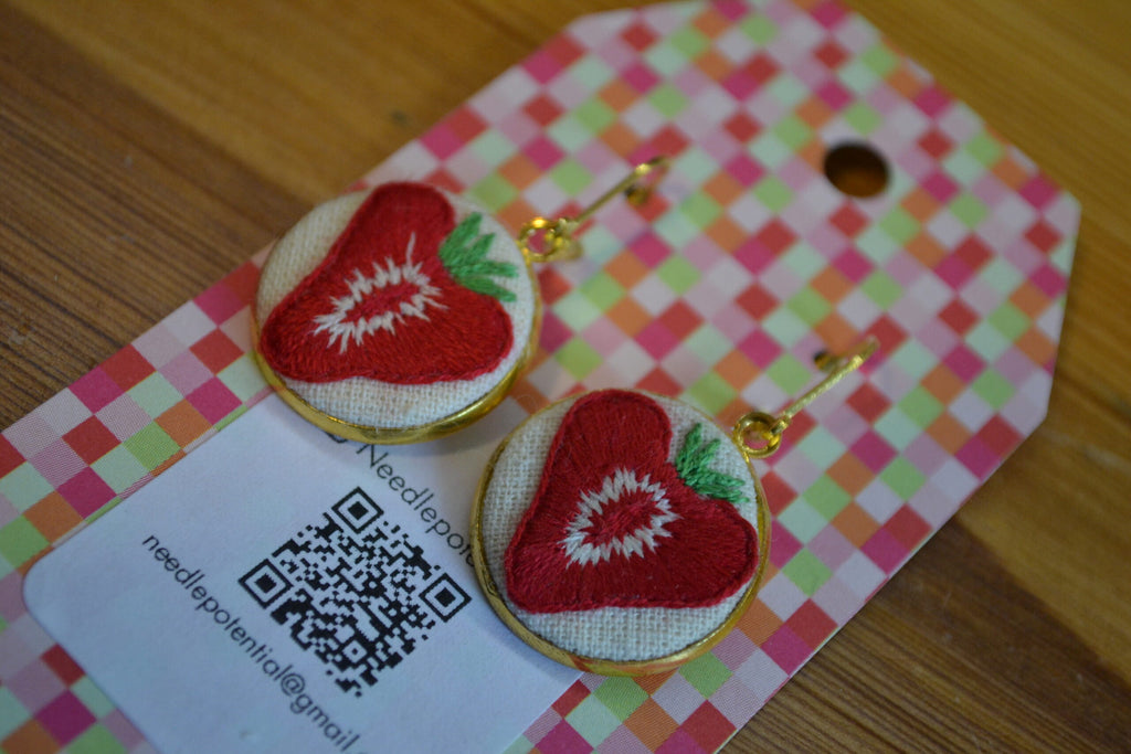 Broderade örhängen Jordgubb