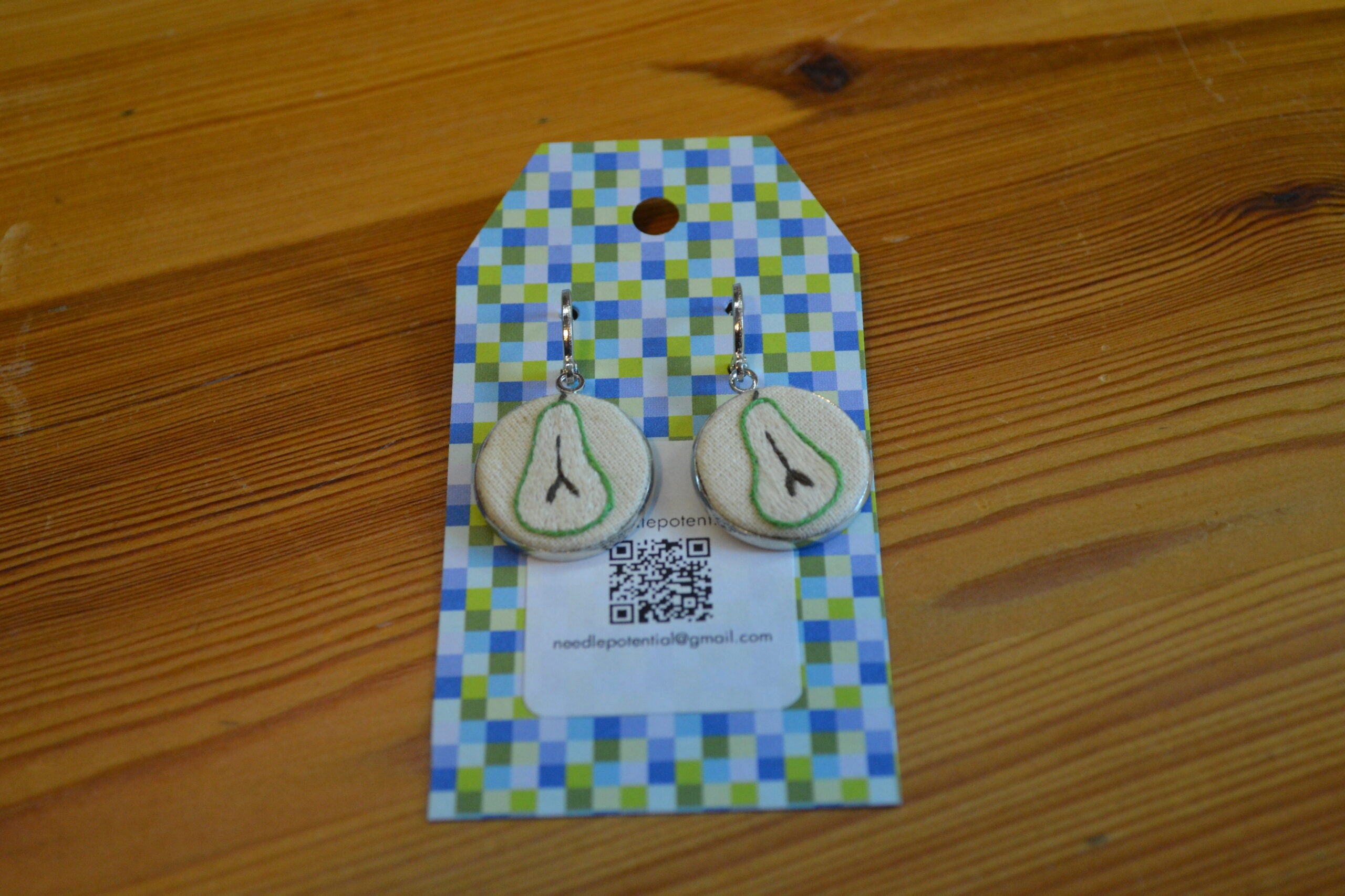 Broderade örhängen Päron