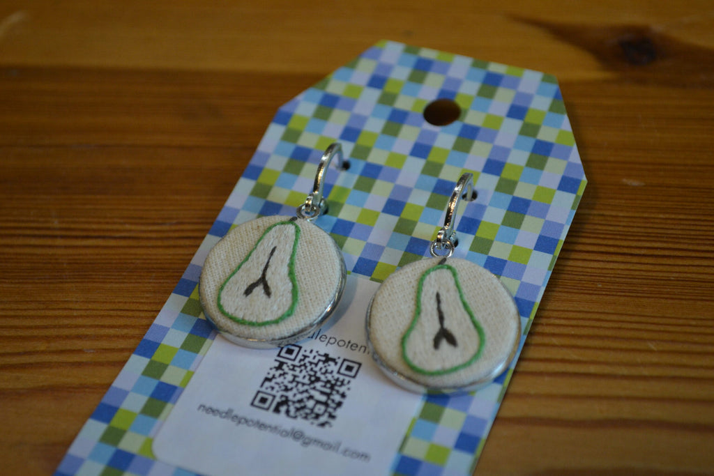 Broderade örhängen Päron