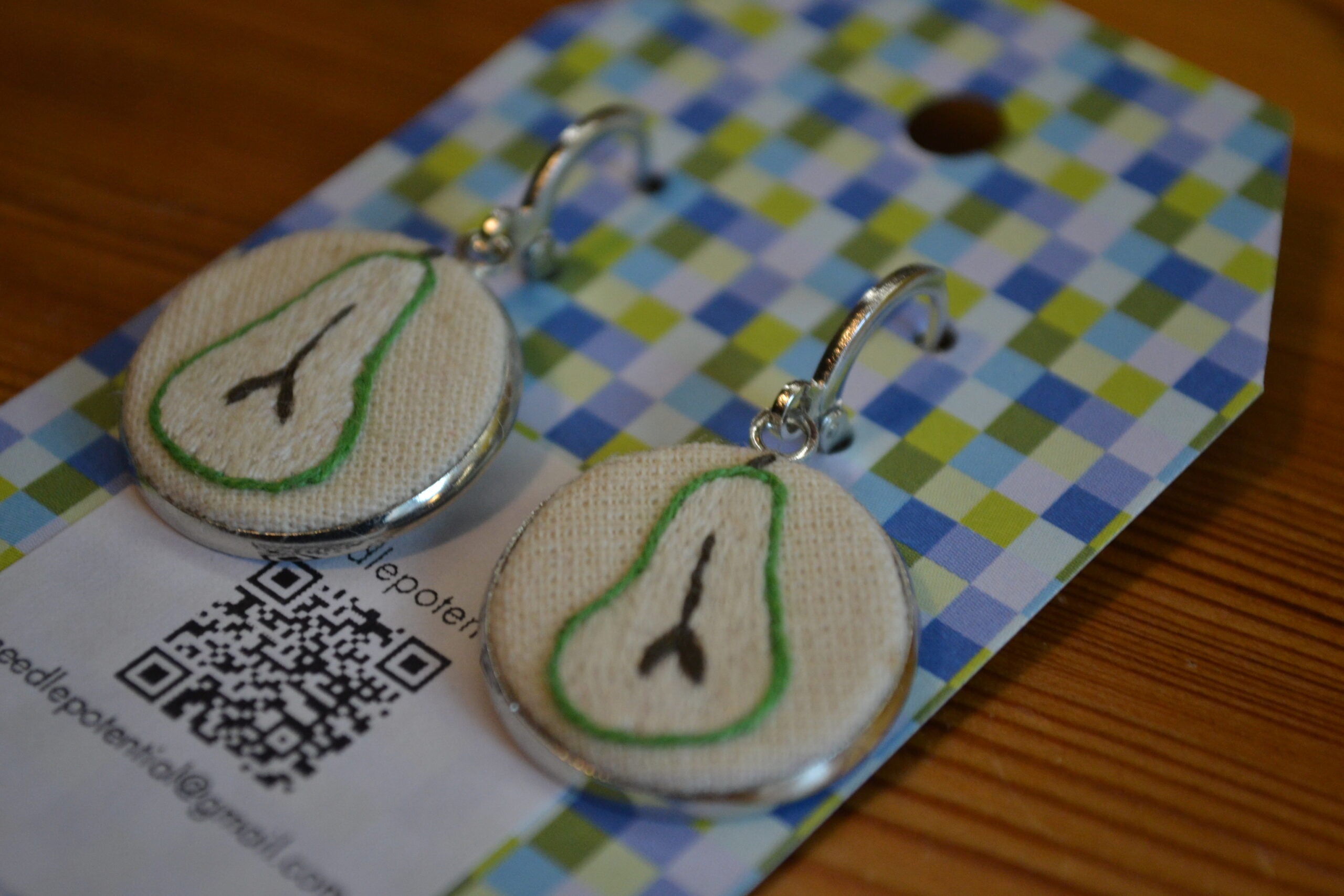 Broderade örhängen Päron