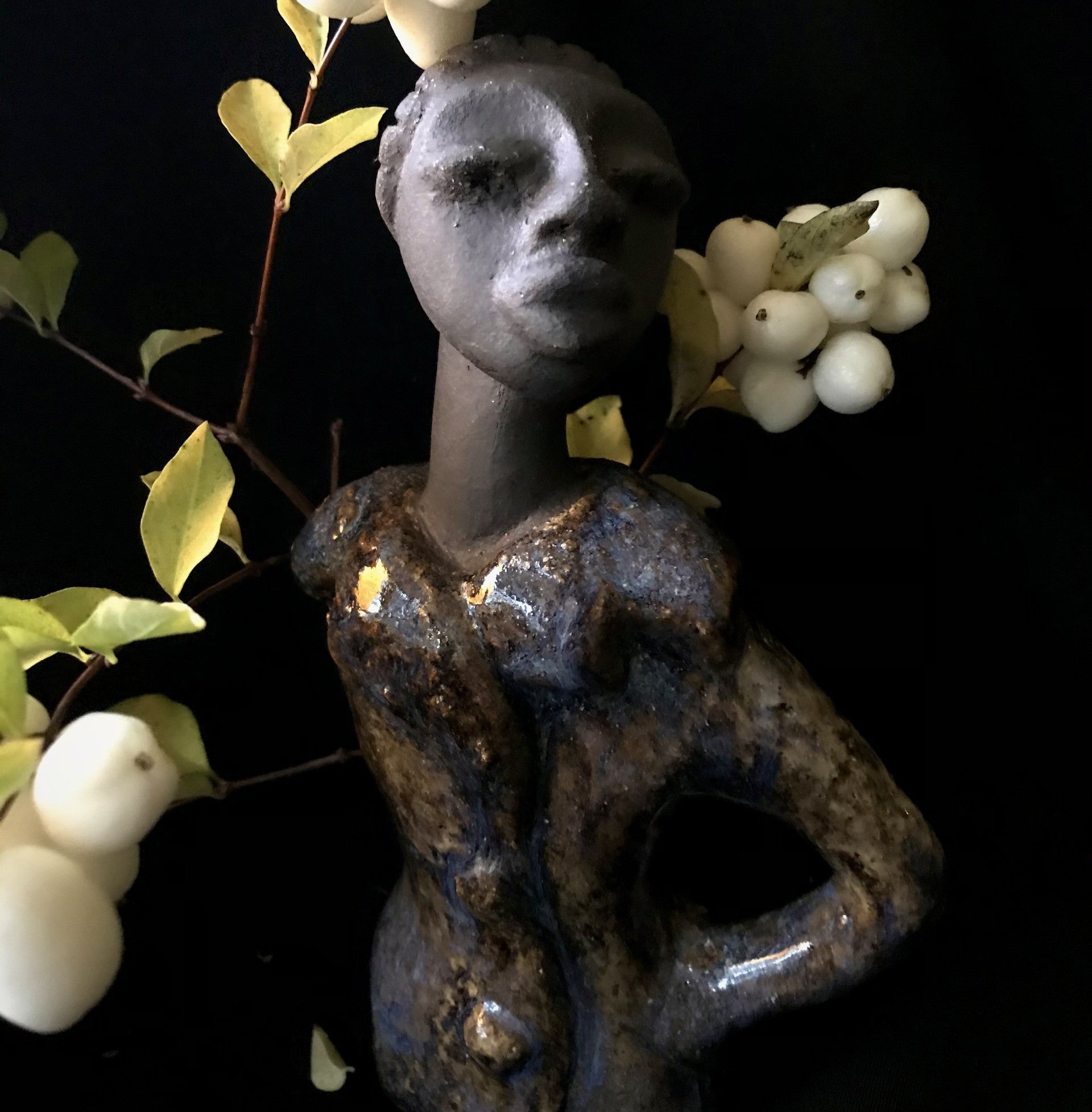 Winter Dreams, skulptur i svart lera, glaserad