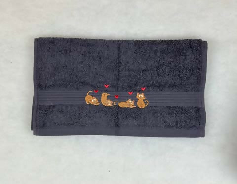 Frottéhandduk med brodyr "katter på rad"