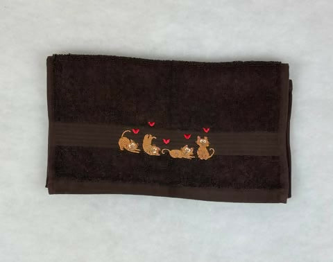 Frottéhandduk med brodyr "katter på rad"