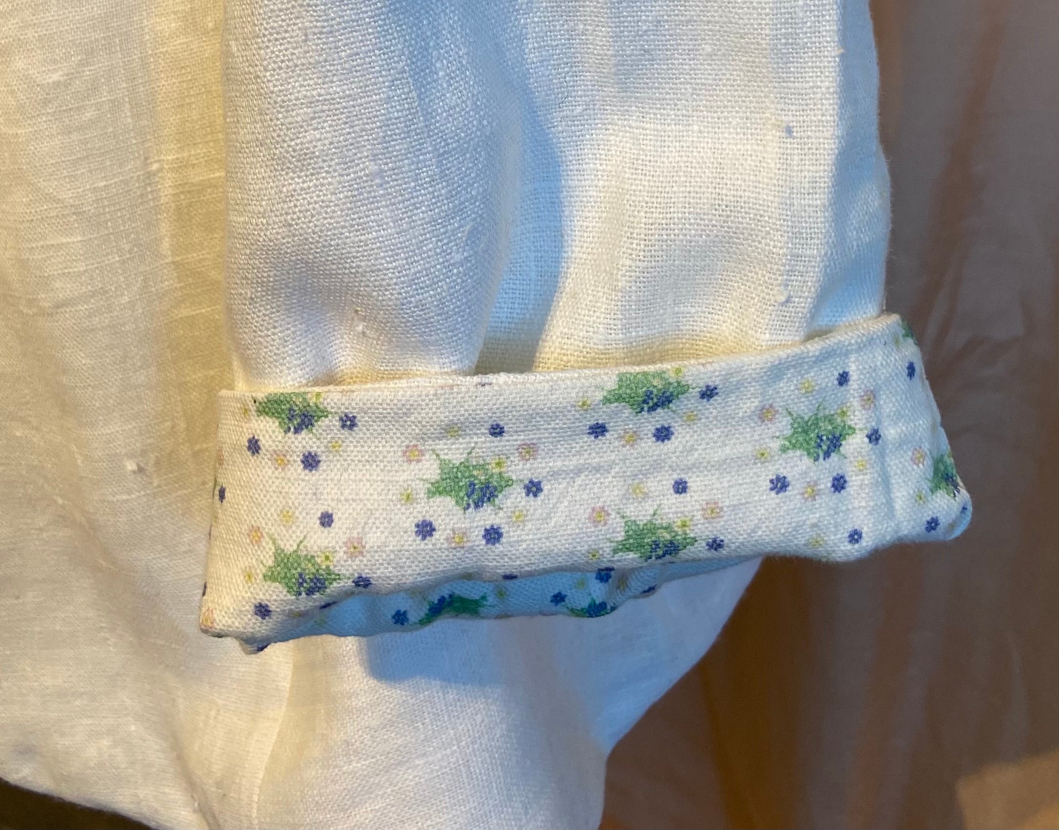 Sippa, en figursydd linnejacka finns i vitt och dalablått