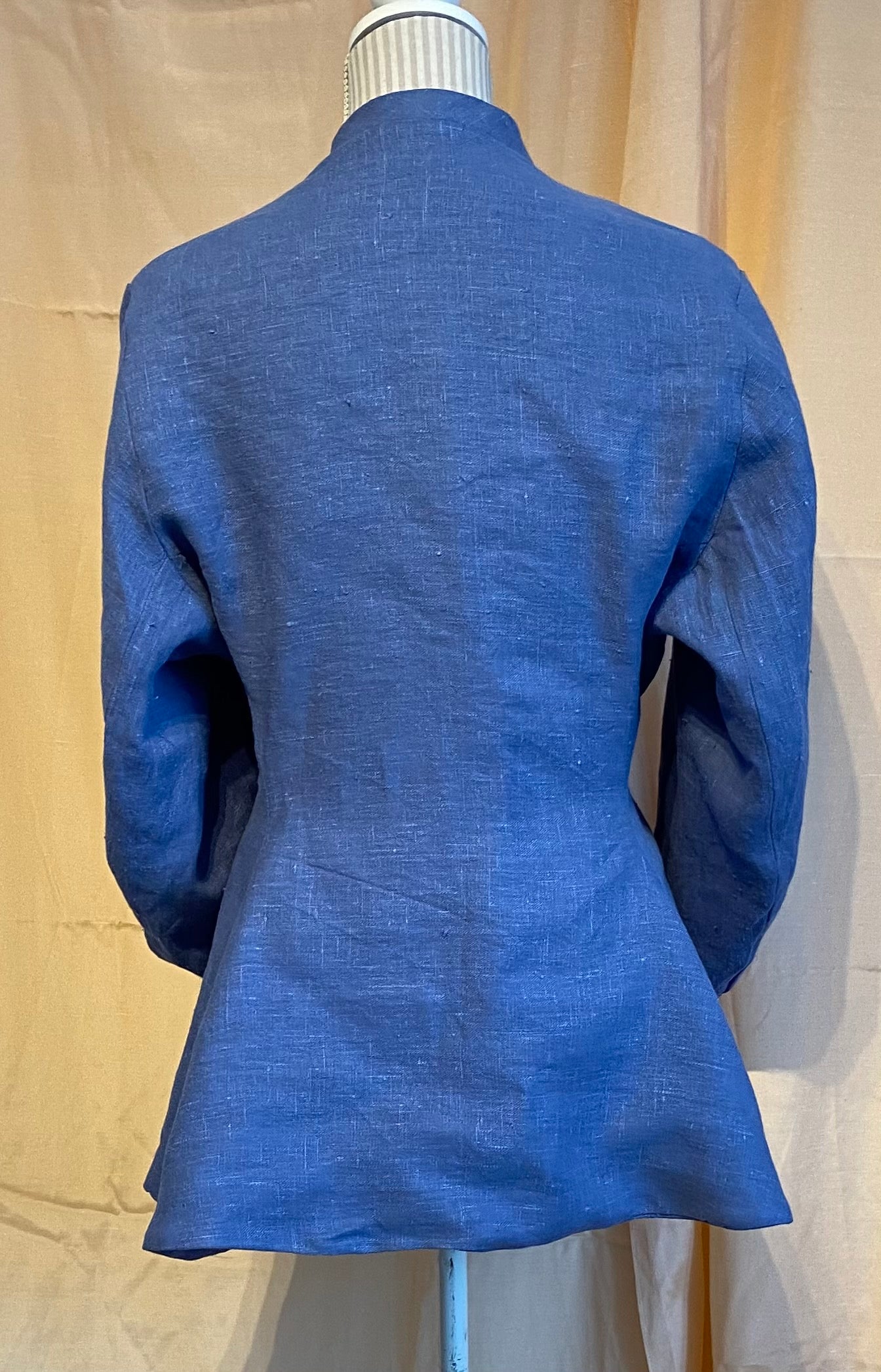 Sippa, en figursydd linnejacka finns i vitt och dalablått