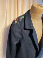 Lupin svart herrkavaj med kurbitsbrodering på axlarna.