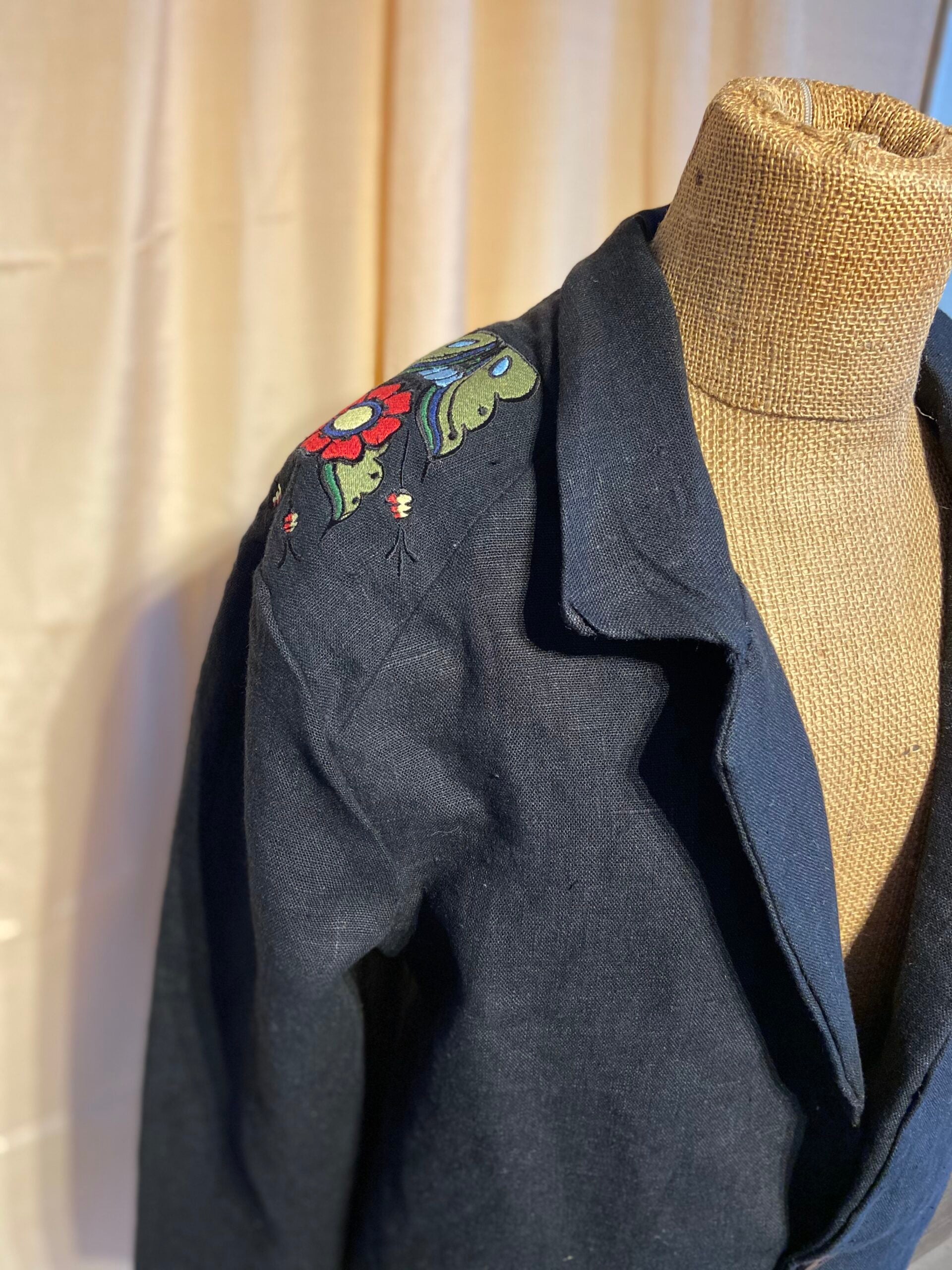 Lupin svart herrkavaj med kurbitsbrodering på axlarna.
