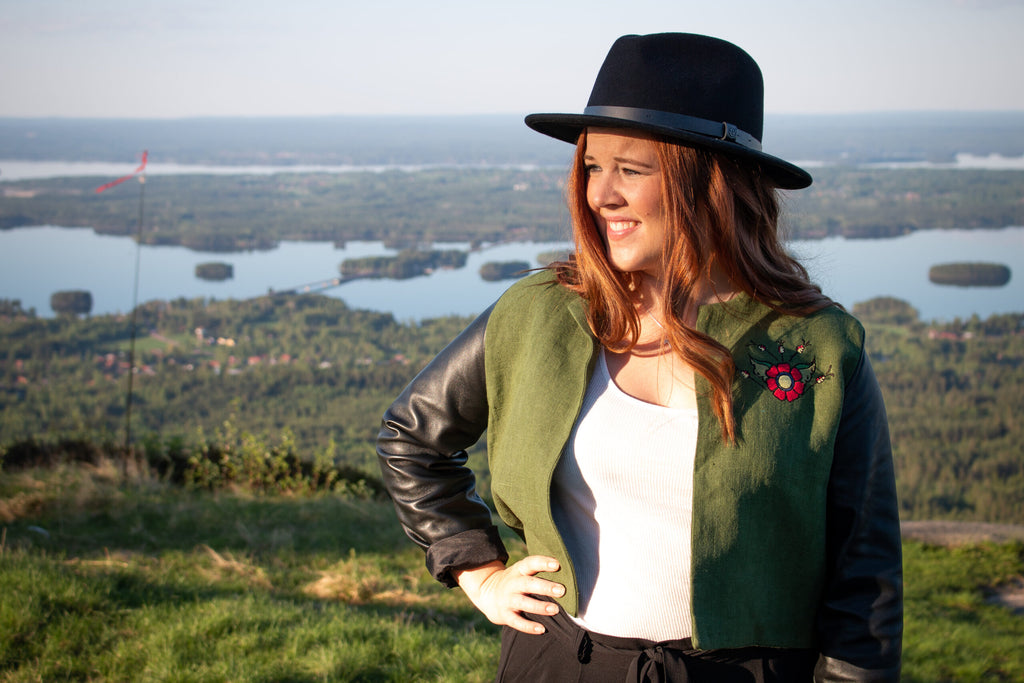 Flora, kort rak jackmodell i 100 % linnetyg med skinnärmar.