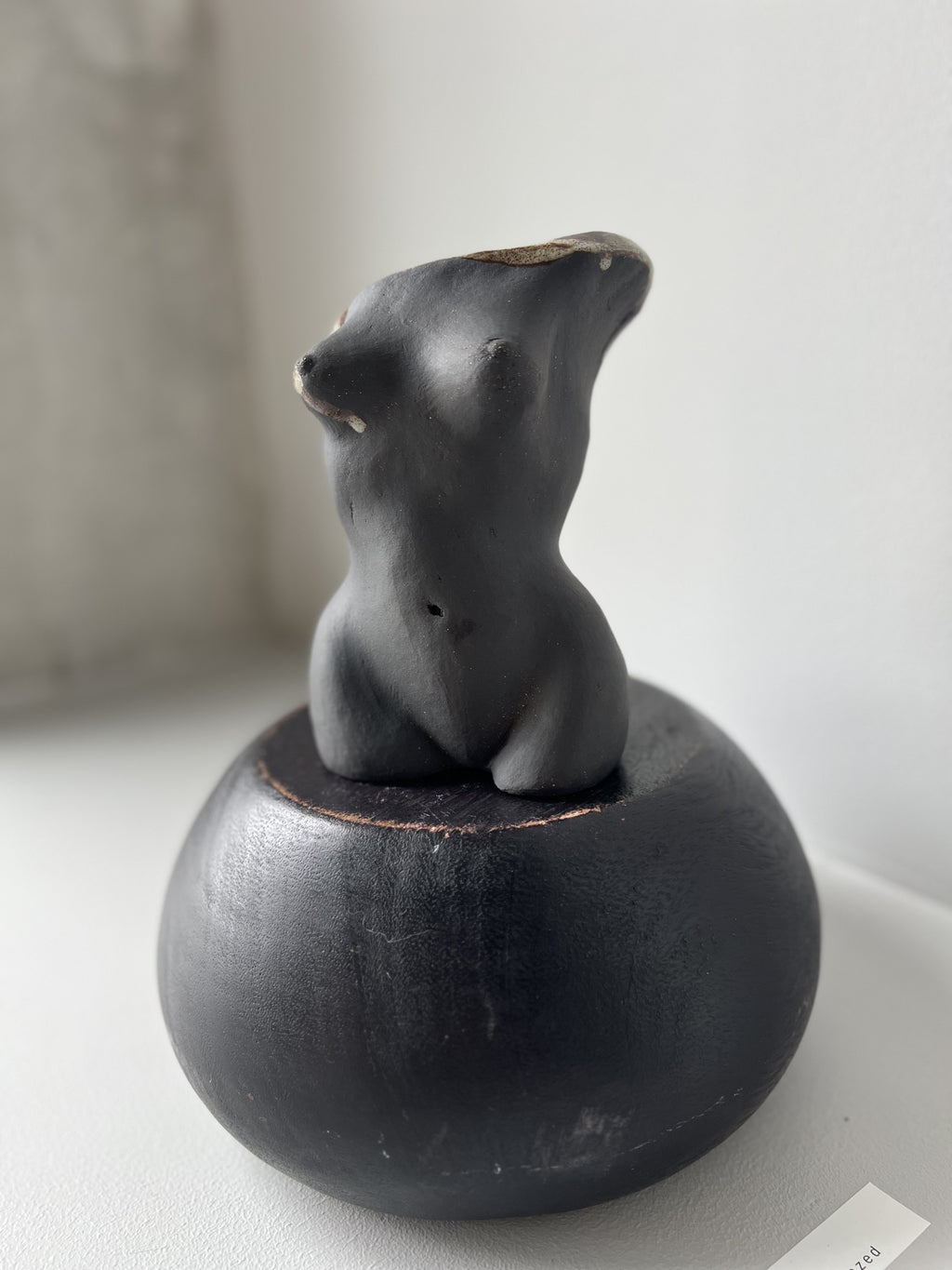 Grace, skulptur / vas i svart lera, glaserad