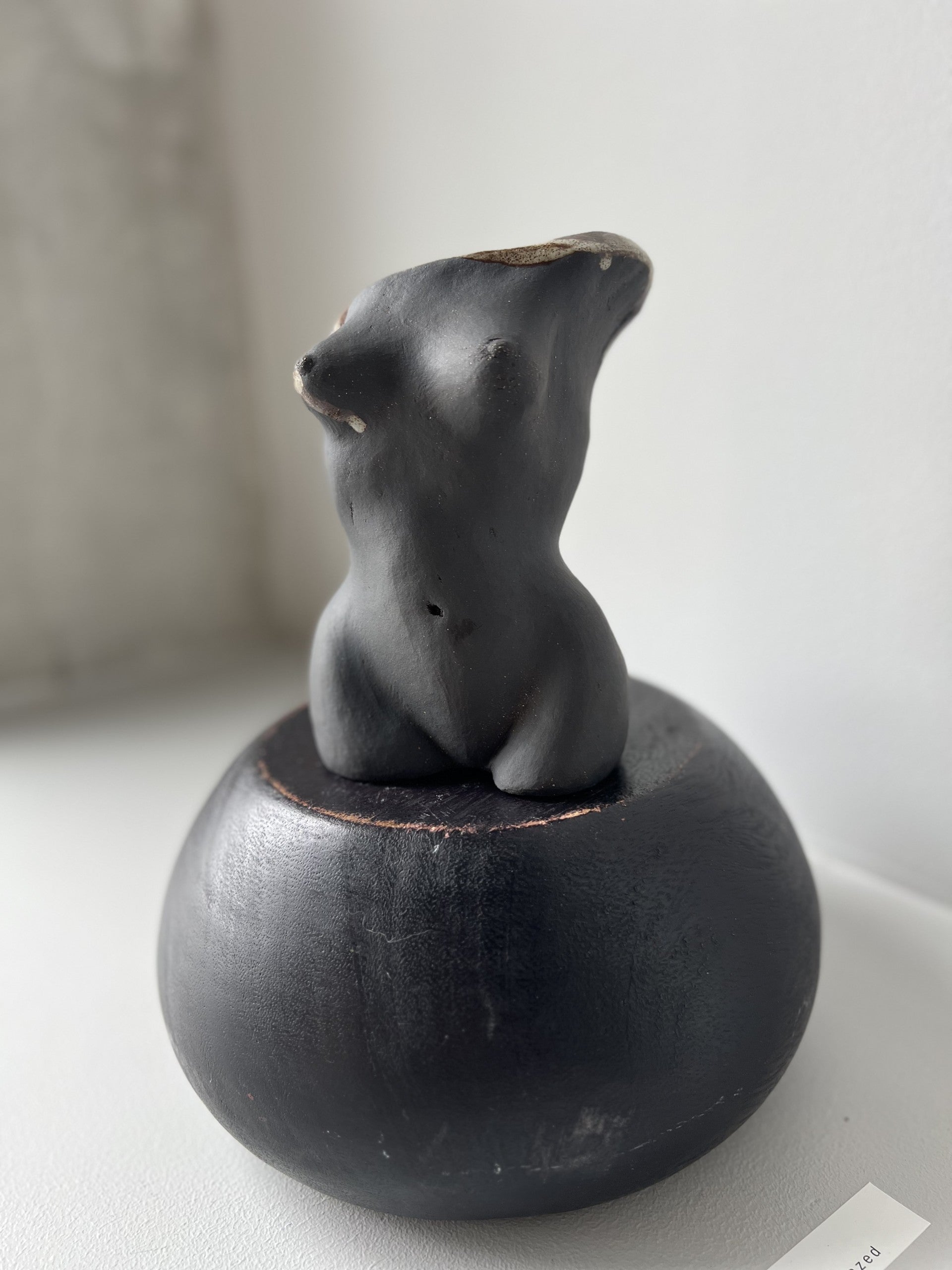 Grace, skulptur / vas i svart lera, glaserad