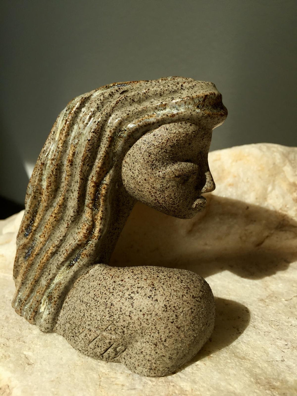 Flashes In The Night, Skulptur i grå lava, glaserad