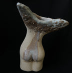 Her Wings, skulptur i vit lera, glaserad