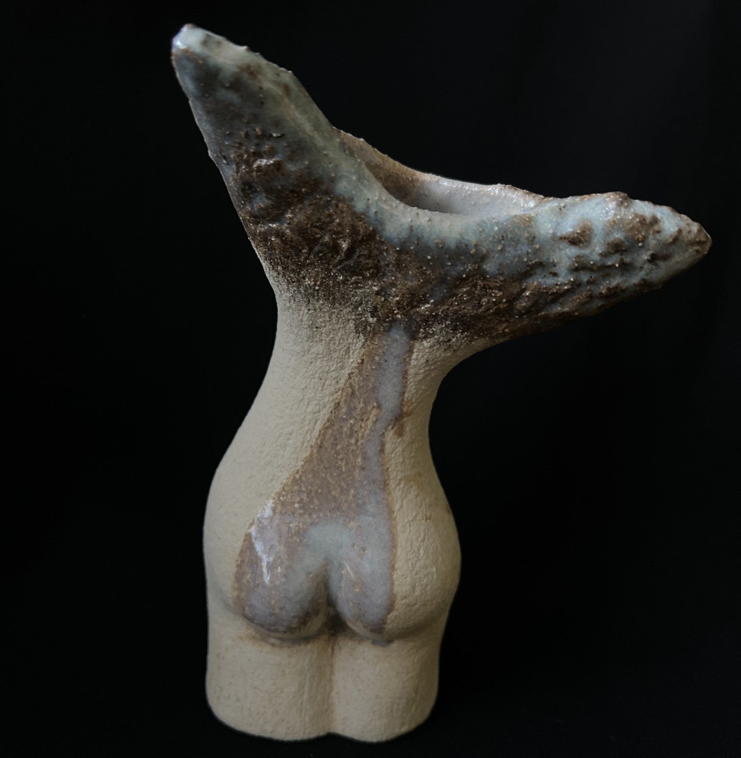 Her Wings, skulptur i vit lera, glaserad