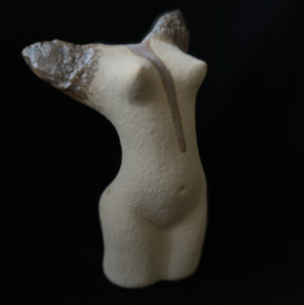 Her Wings, skulptur i vit lera, glaserad