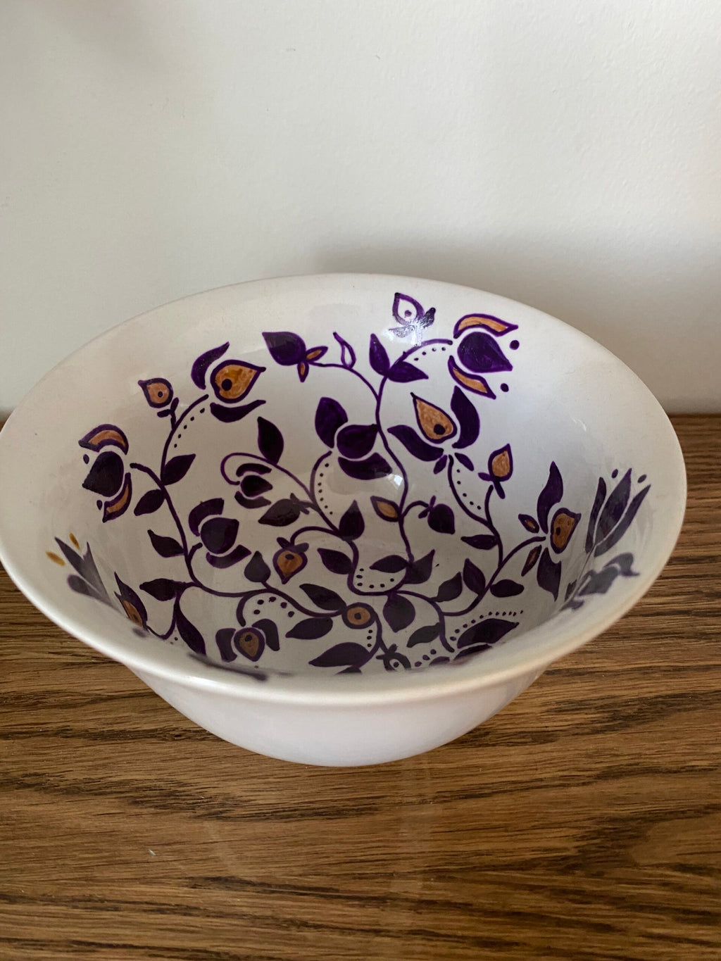 Skål med lila och guld