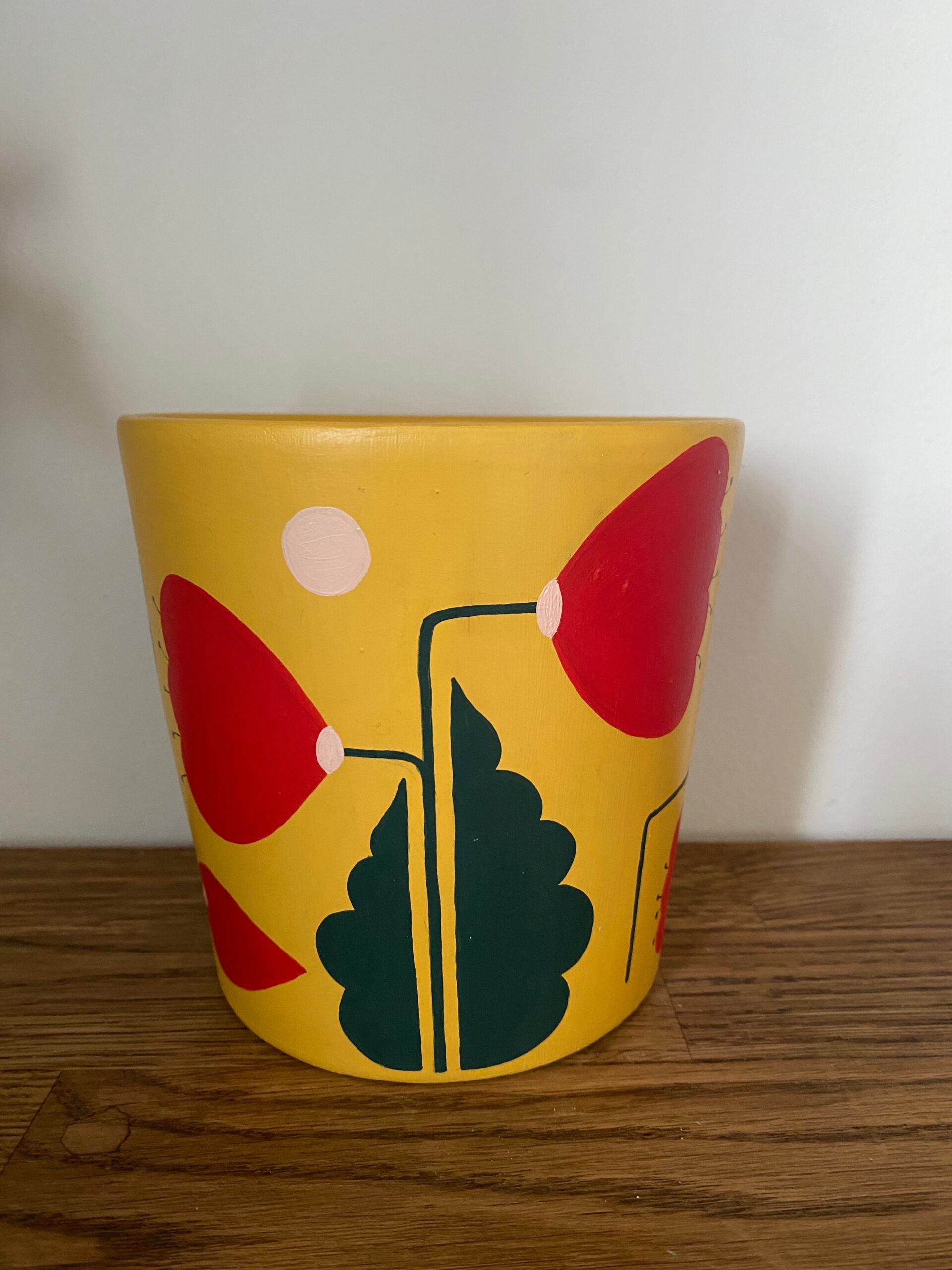 Gul kruka med blommor